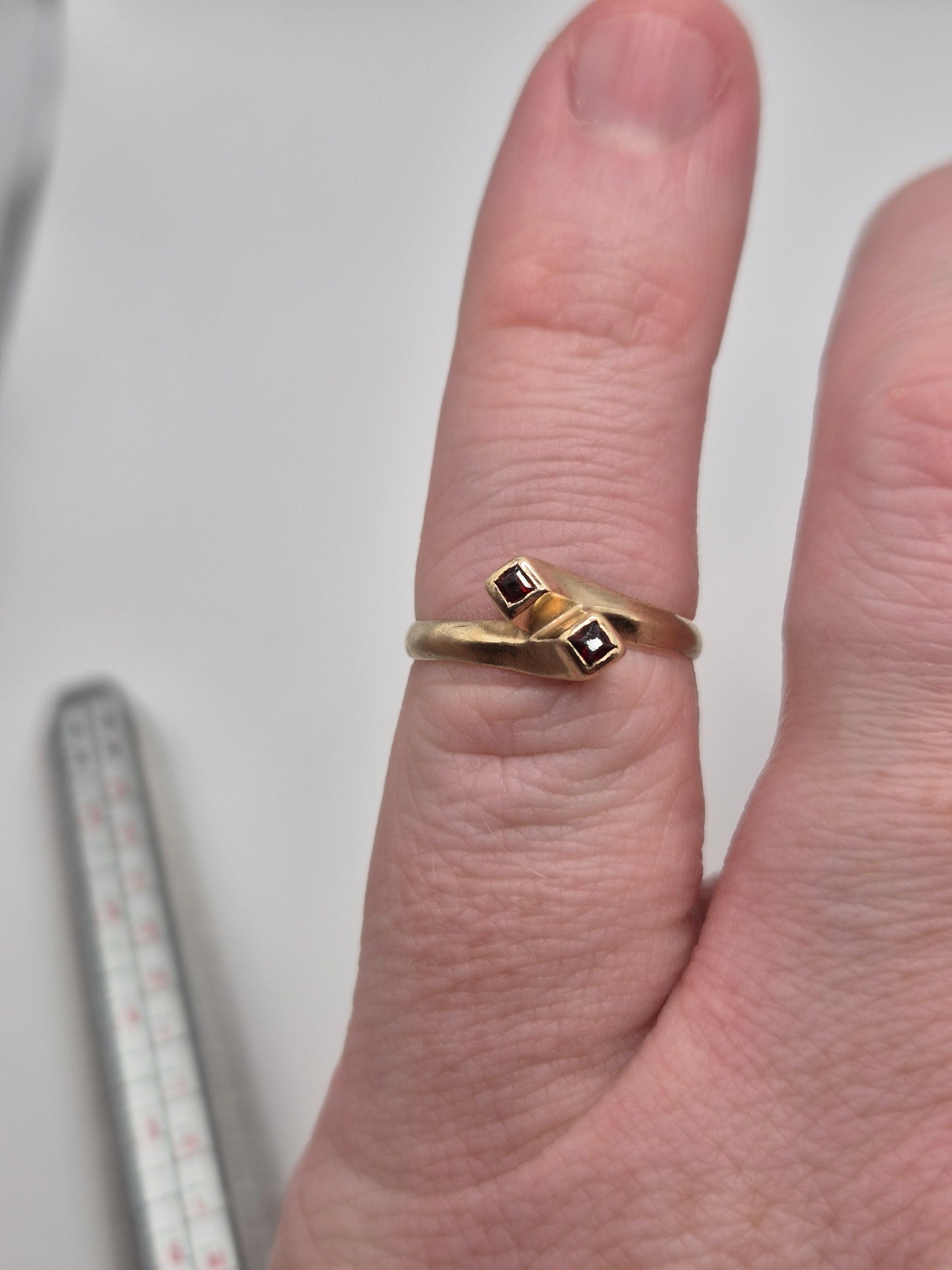 9ct gold garnet ring