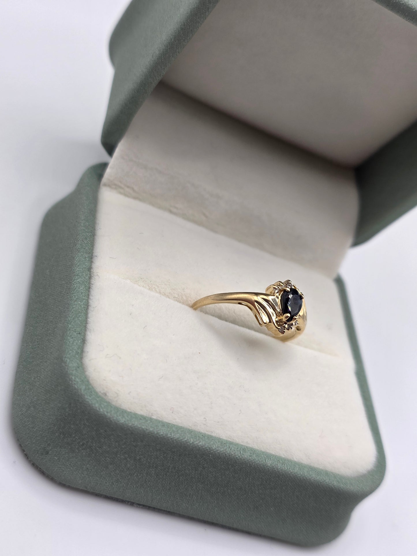 9ct gold sapphire and diamond ring