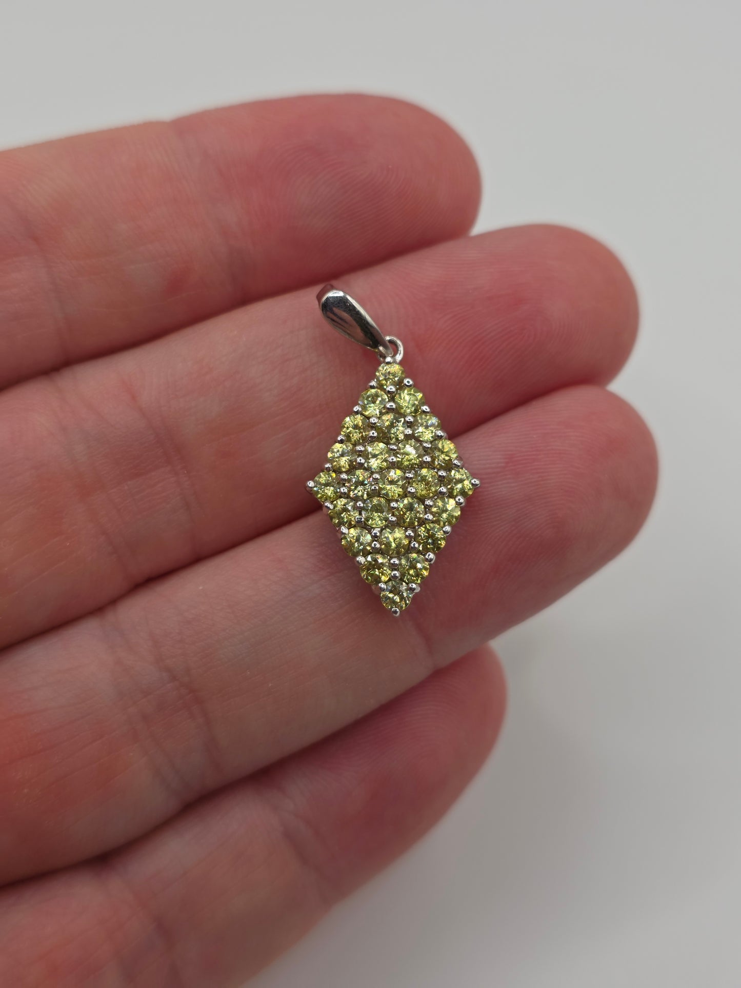 9ct white gold peridot pendant