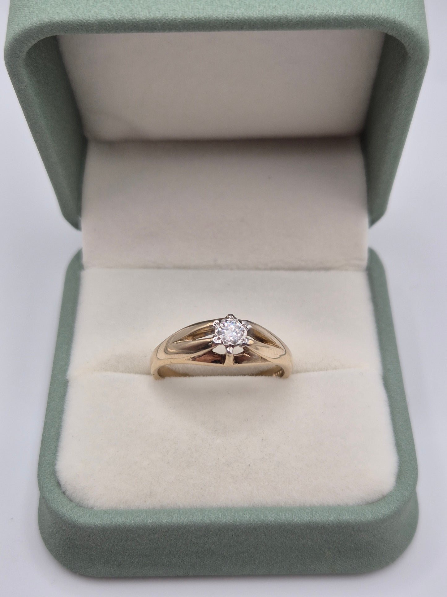 Heavy 9ct gold diamond gypsy ring