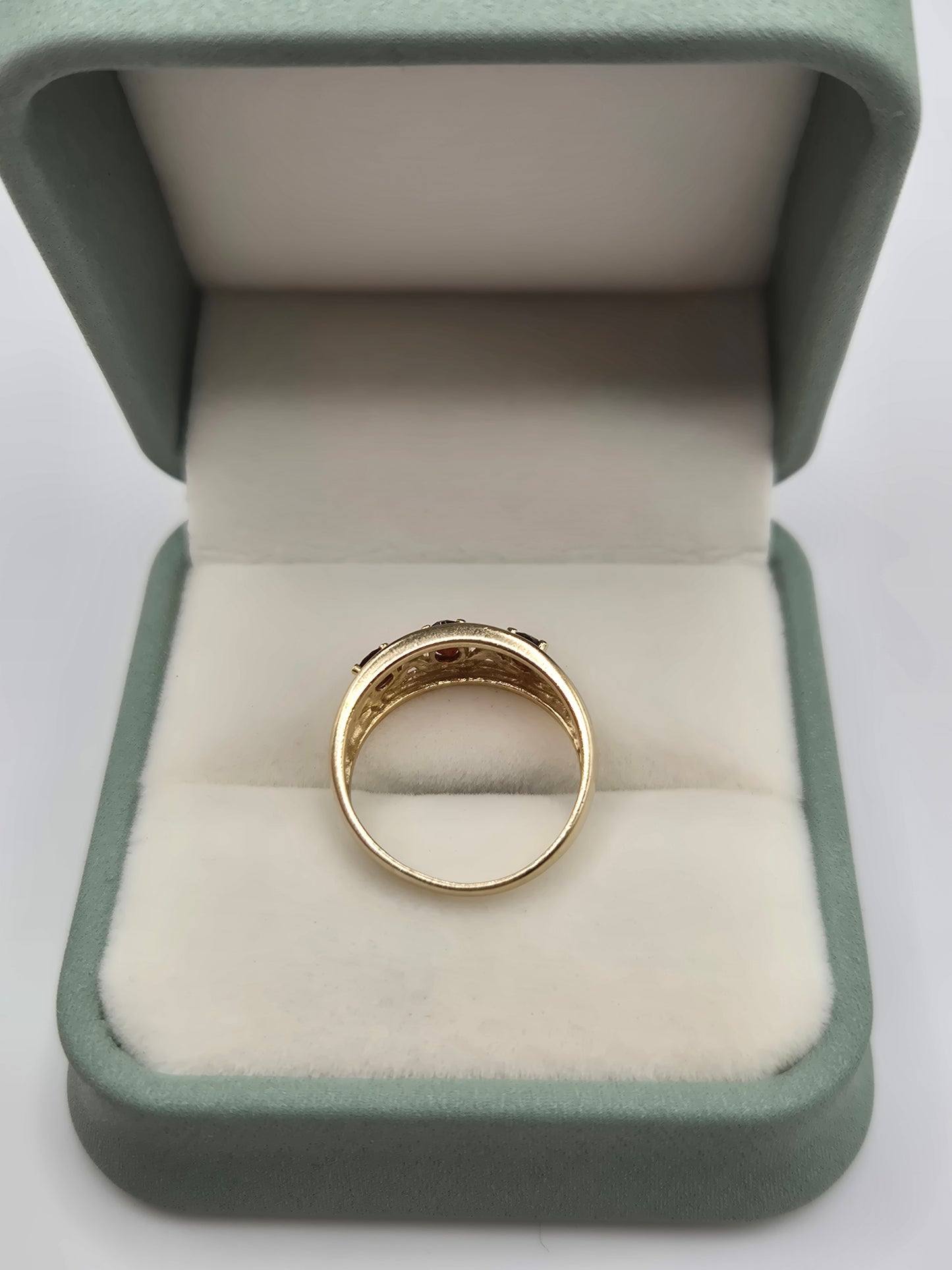 9ct gold garnet ring