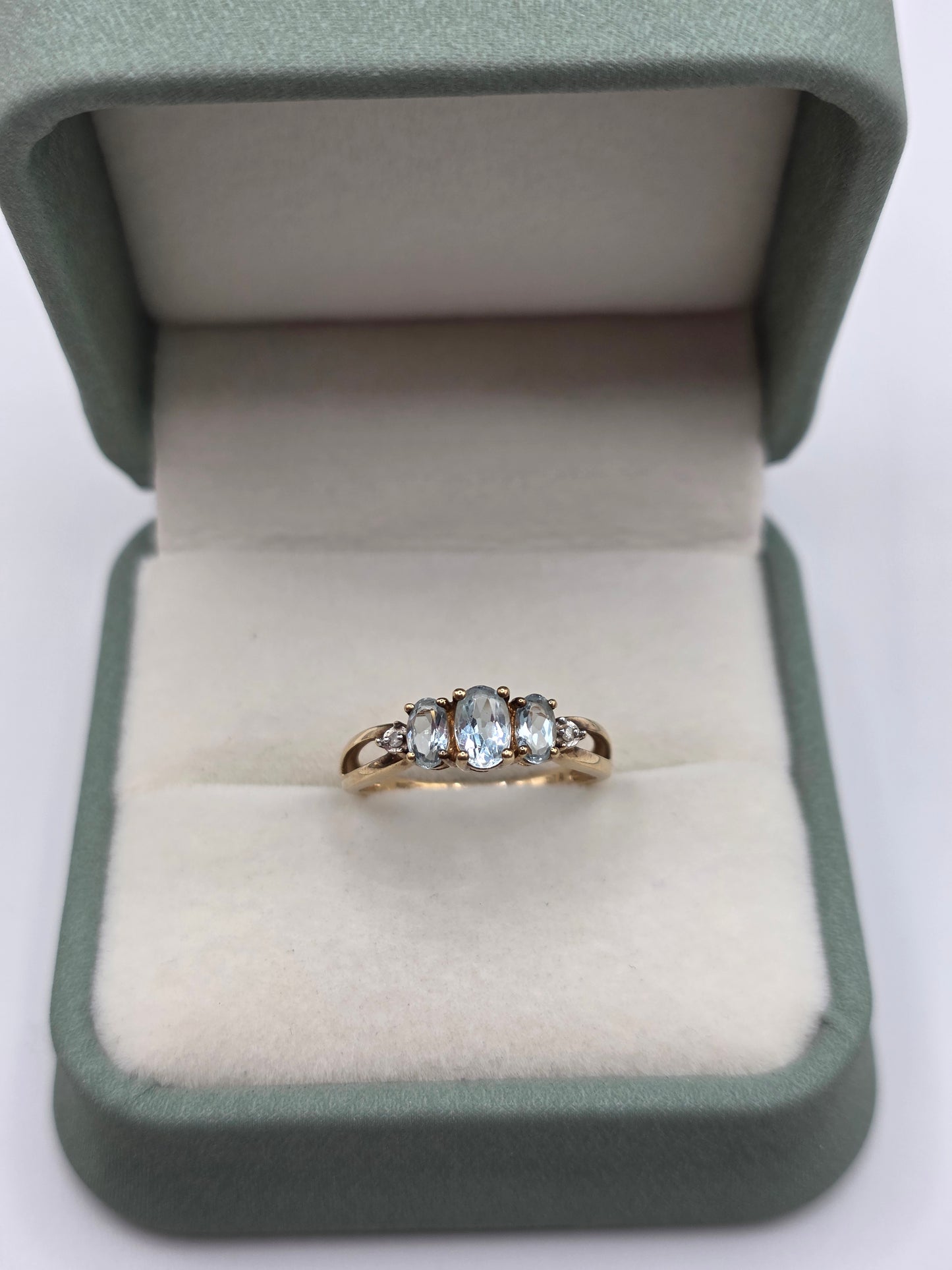 9ct gold aquamarine and diamond ring