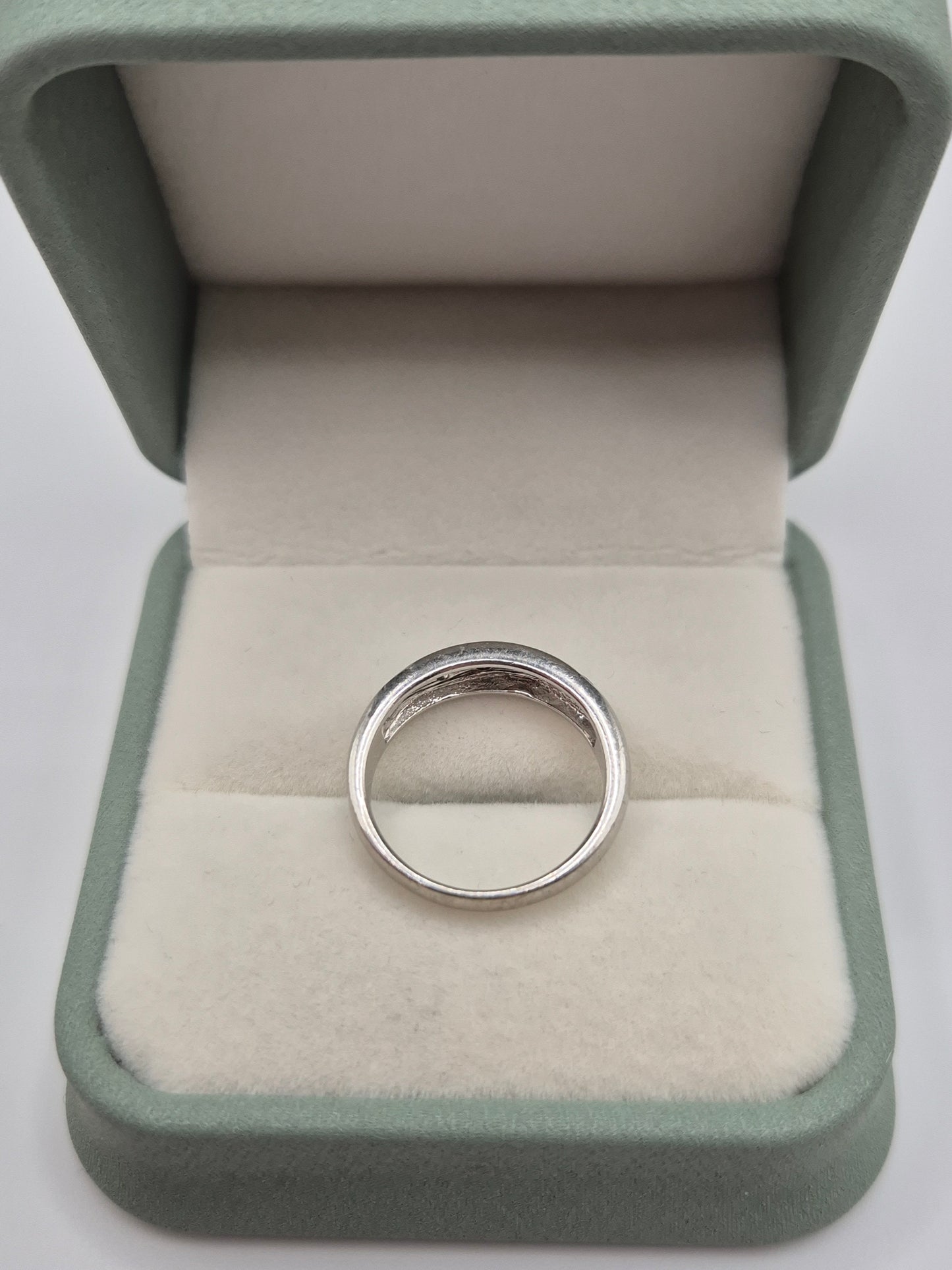 Heavy 9ct white gold tanzanite ring