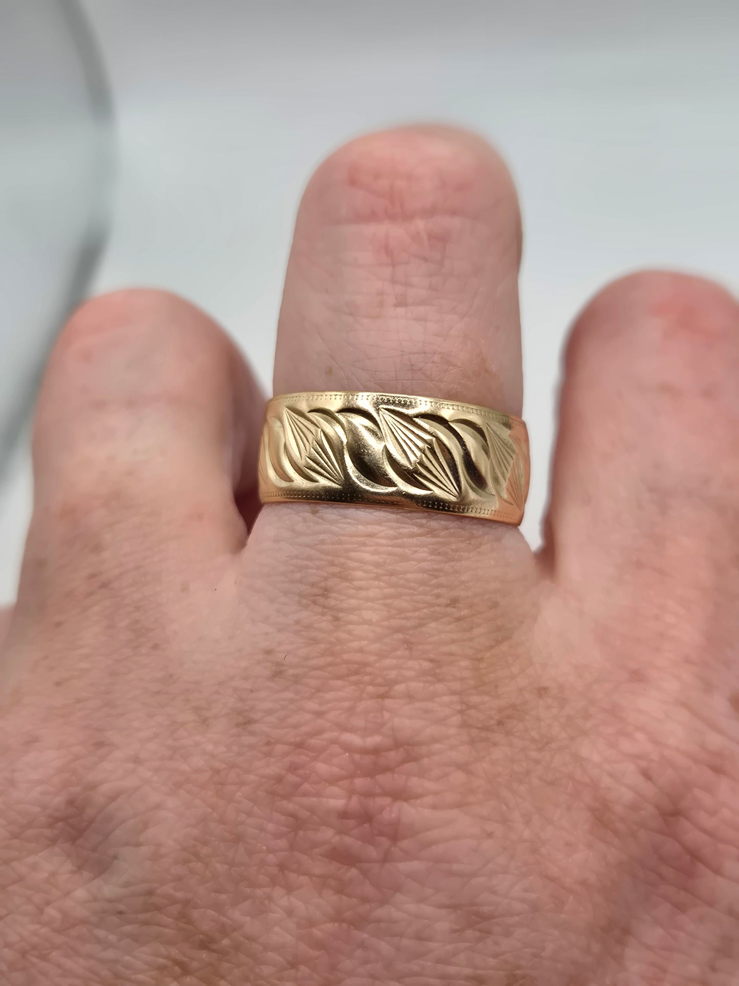 Heavy 9ct gold patterned band ring