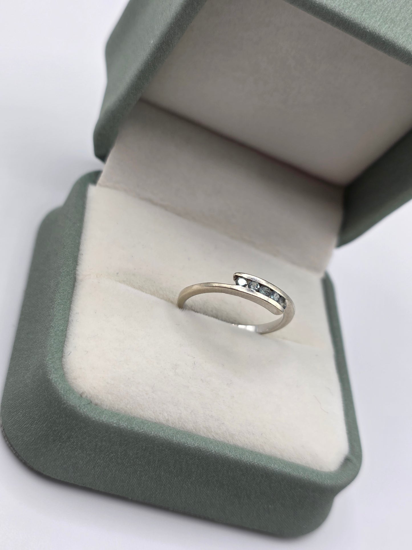 9ct white gold alexandrite ring