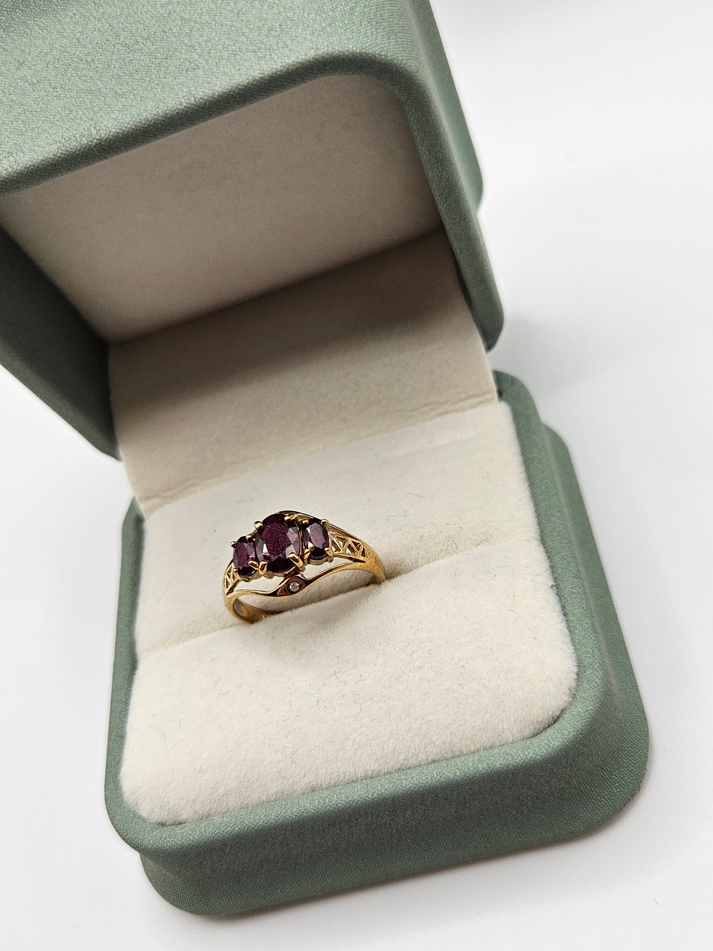 9ct gold garnet ring