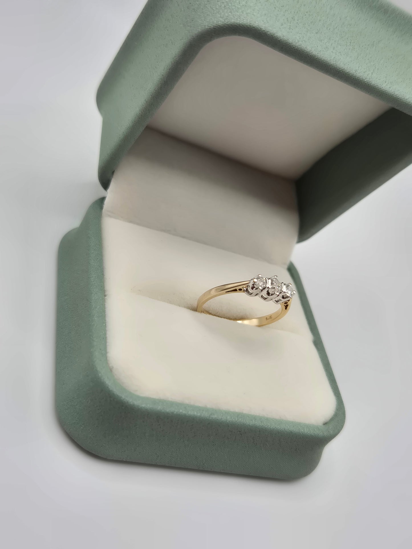 9ct gold diamond ring