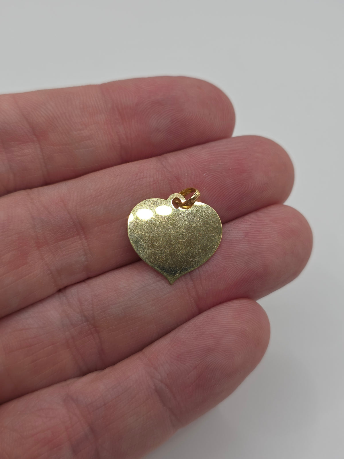 9ct gold heart medallion pendant