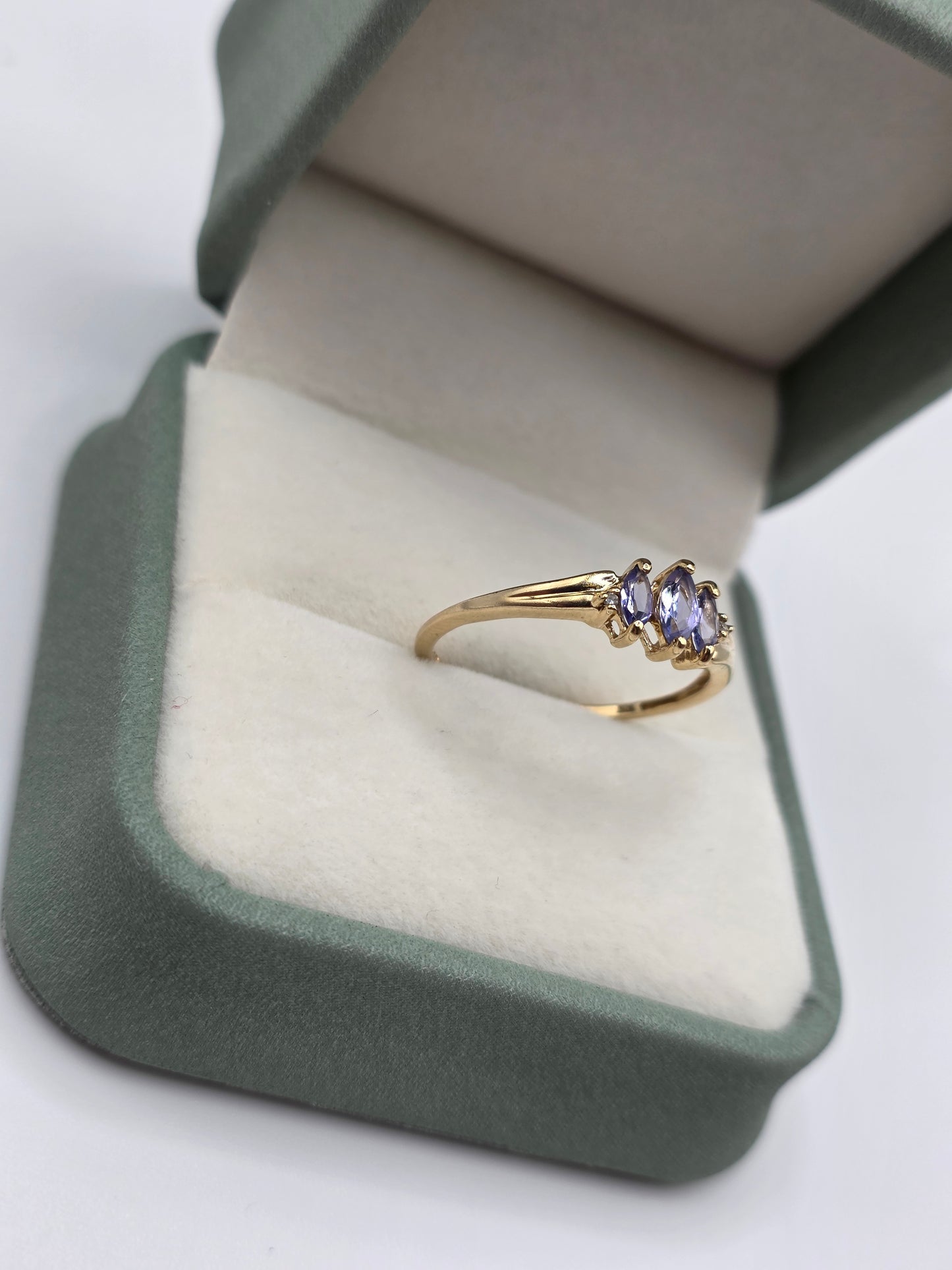 9ct gold tanzanite and diamond ring
