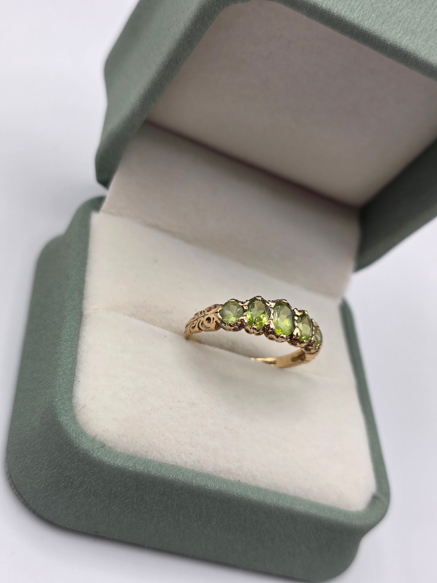 9ct gold peridot ring