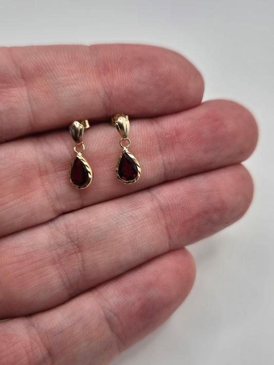 9ct gold garnet earrings