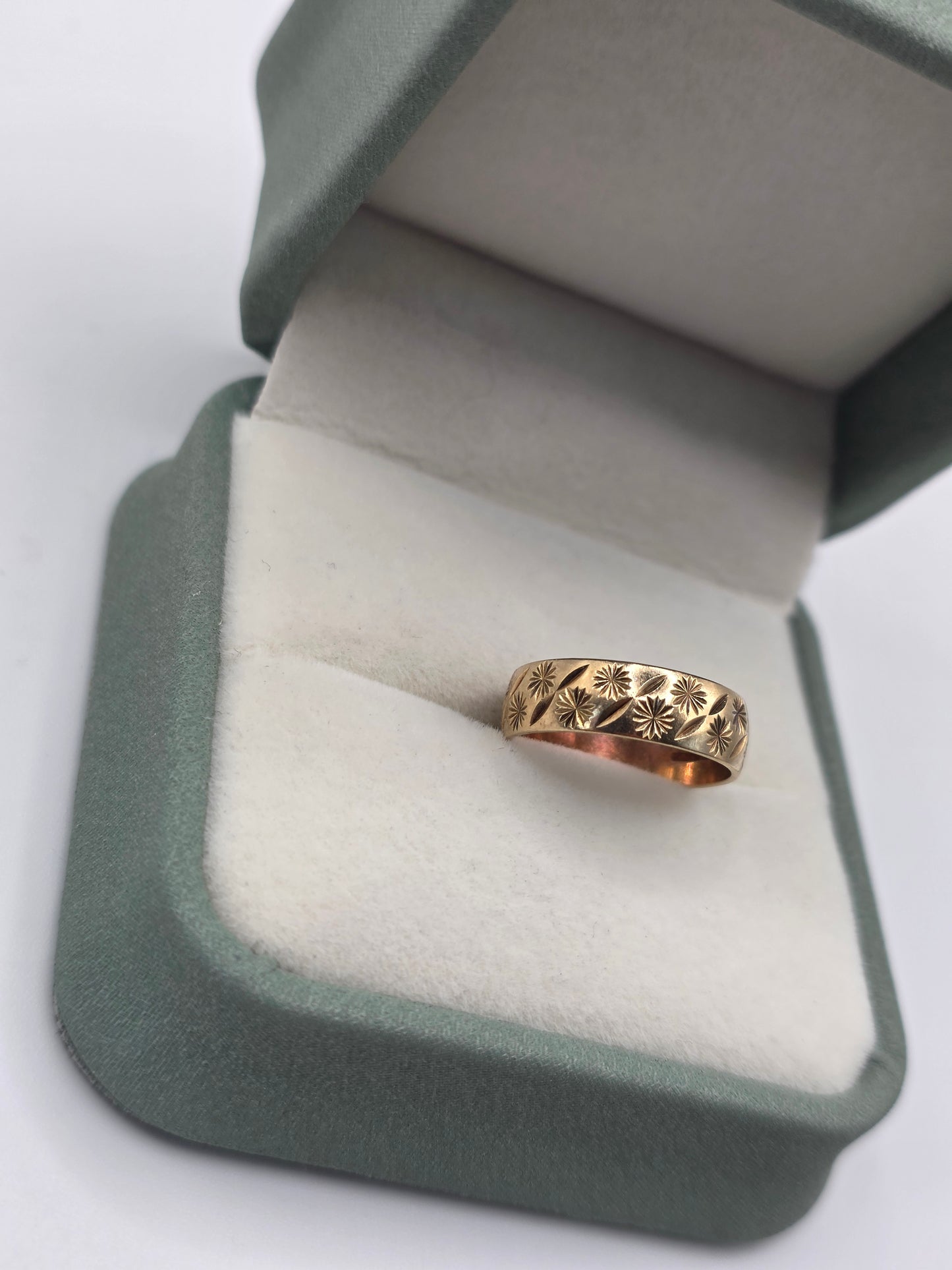 9ct gold patterned band ring