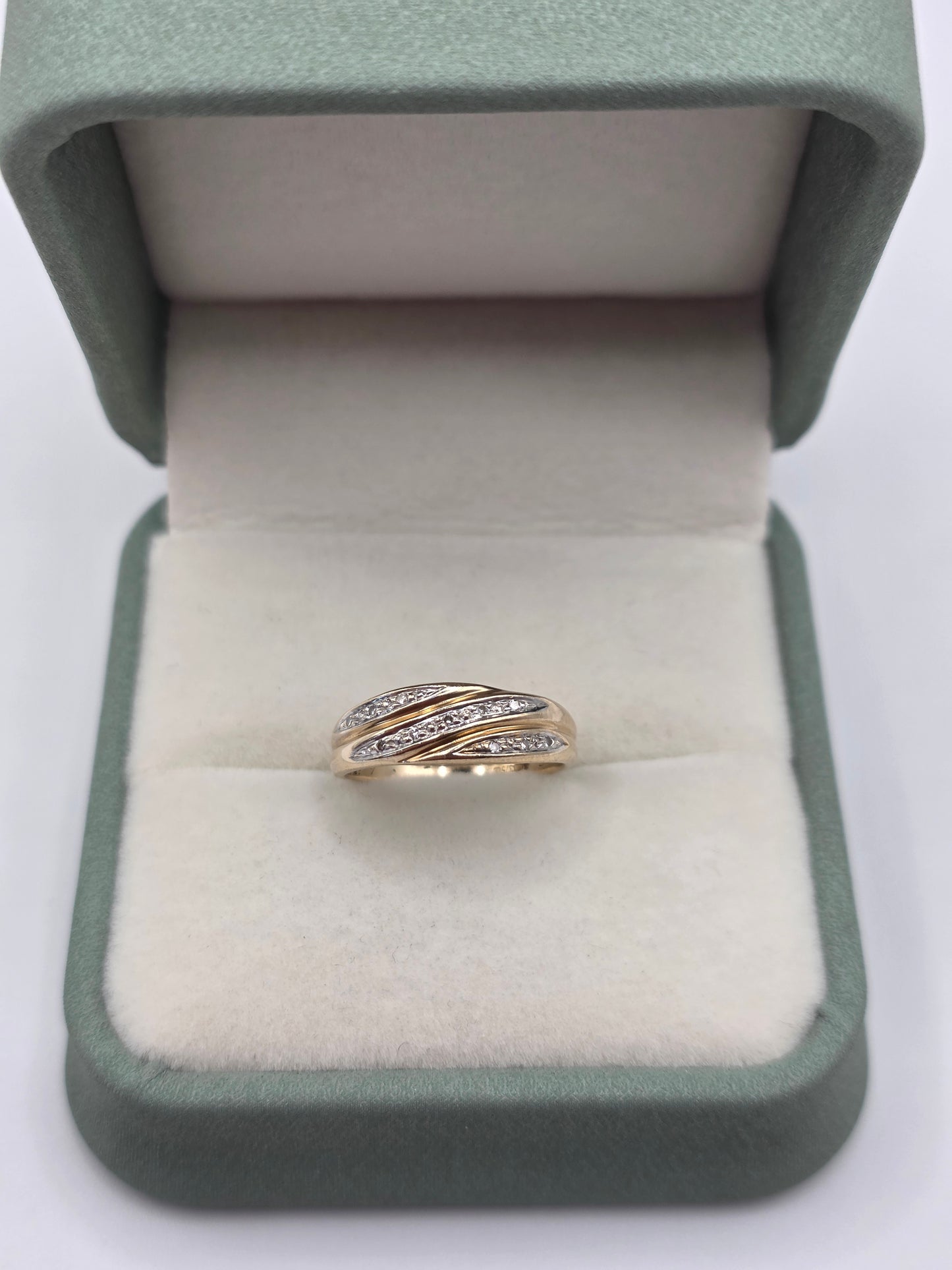 9ct gold diamond ring
