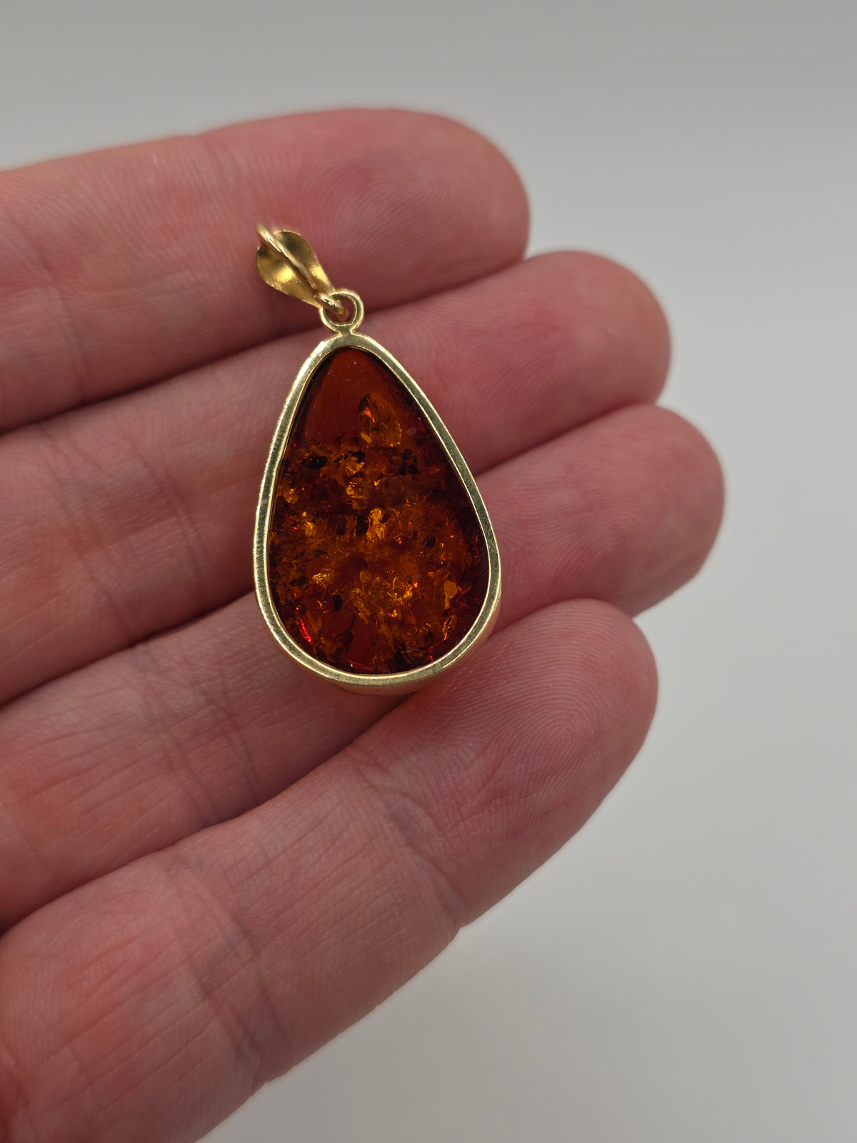 18ct gold amber pendant