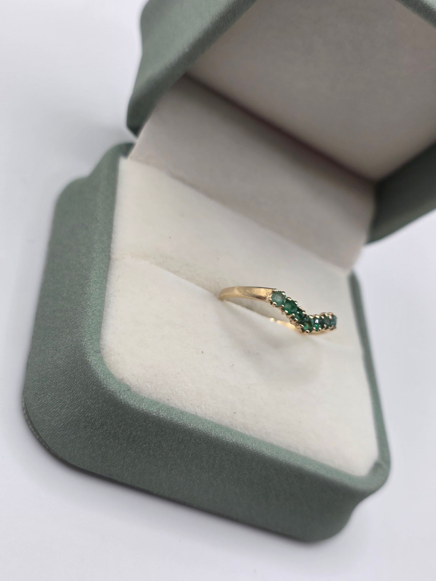 9ct gold emerald wishbone ring