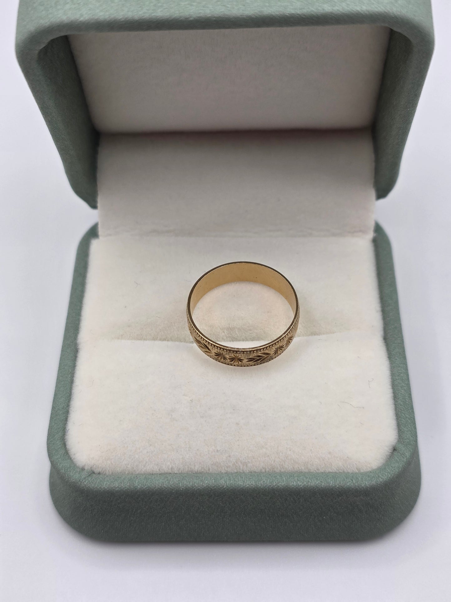9ct gold patterned band ring