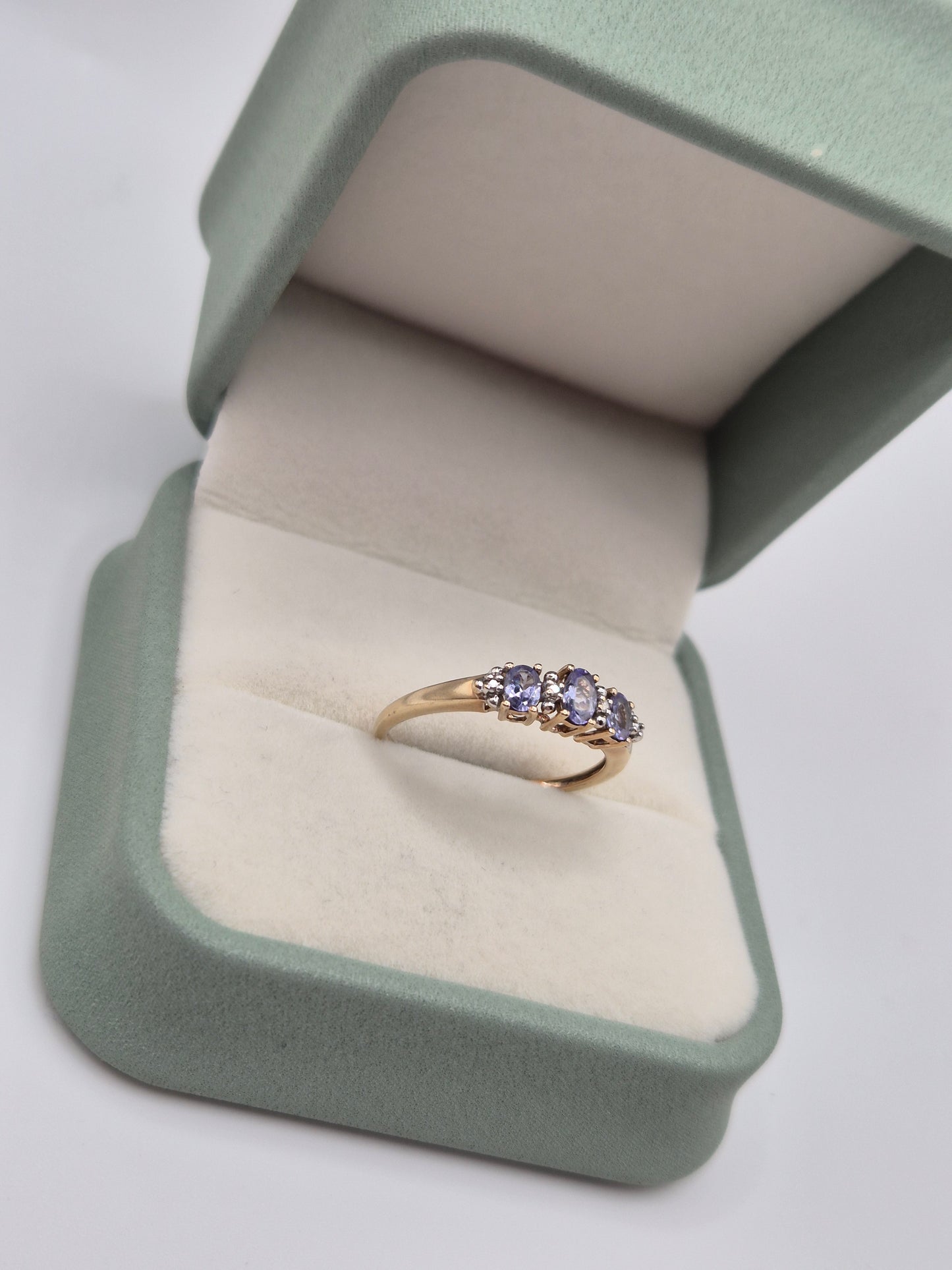 9ct gold tanzanite and diamond ring