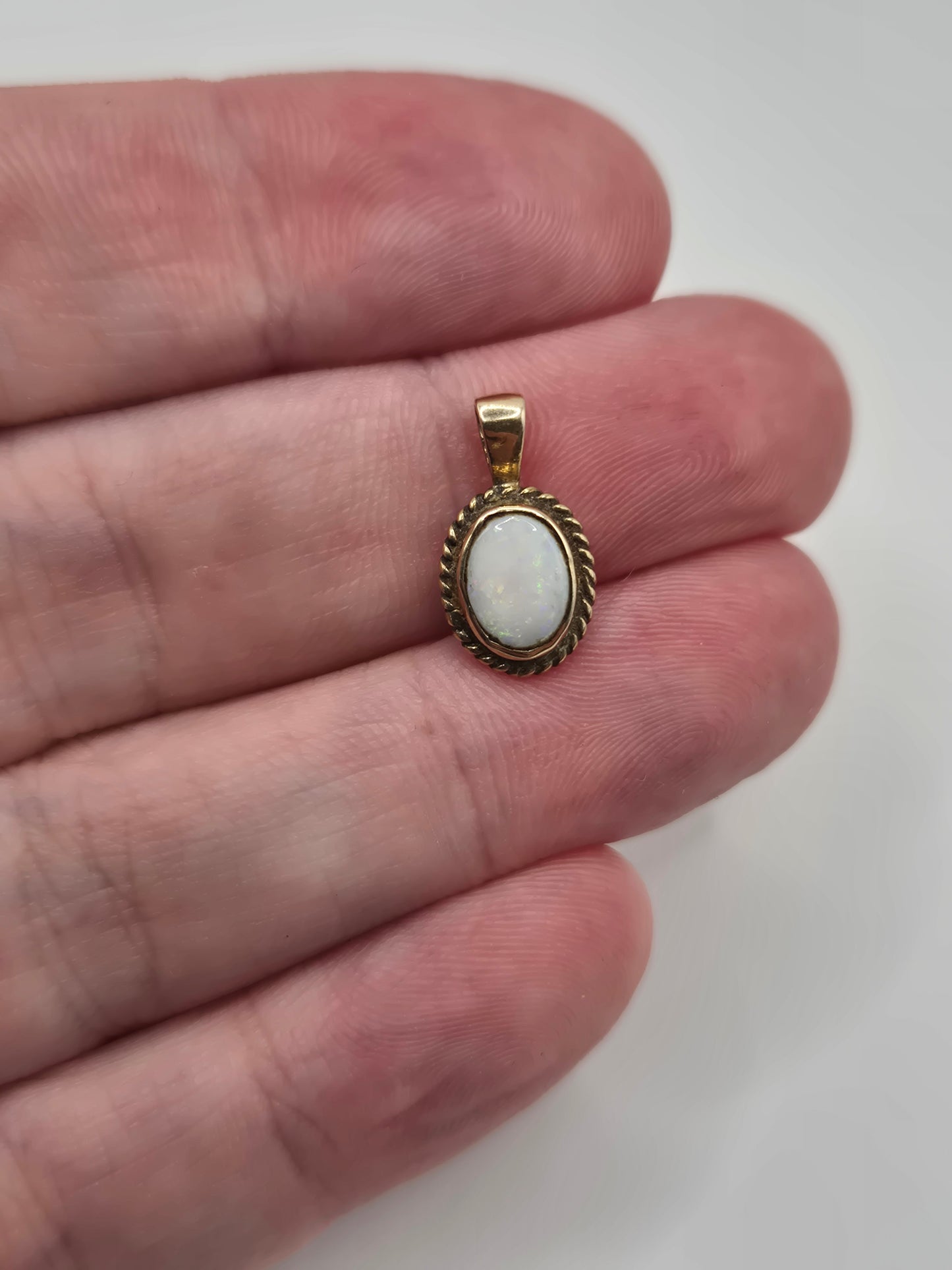 9ct gold opal pendant