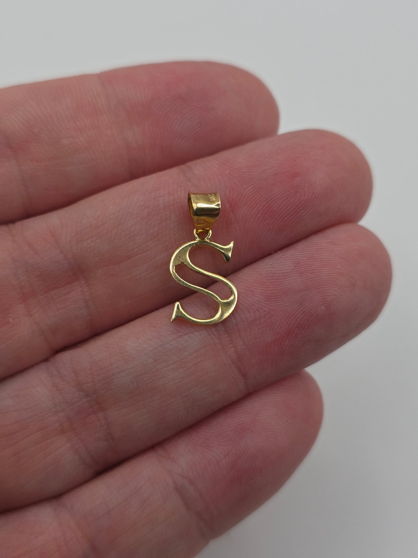 18ct gold initial S pendant
