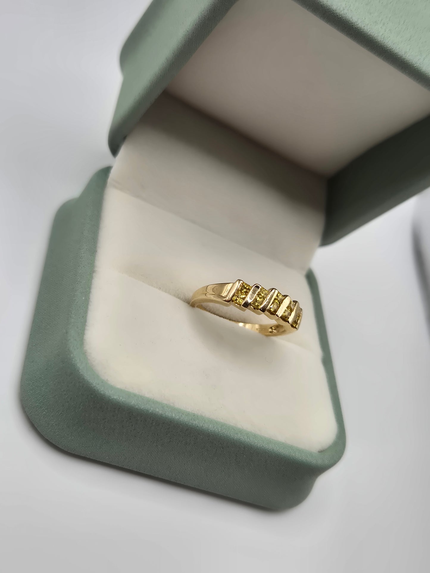 9ct gold yellow sapphire ring