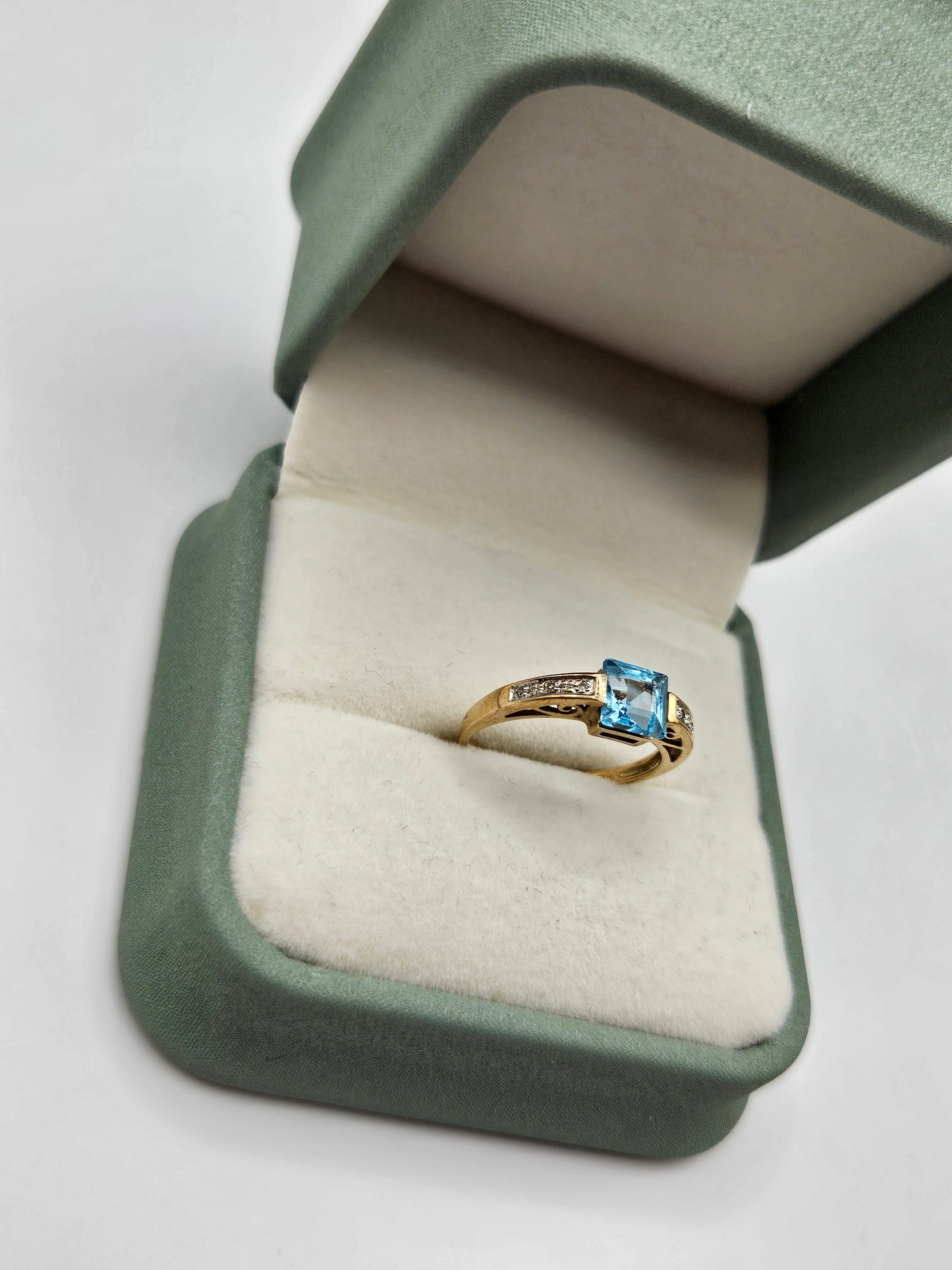 9ct gold topaz and diamond ring