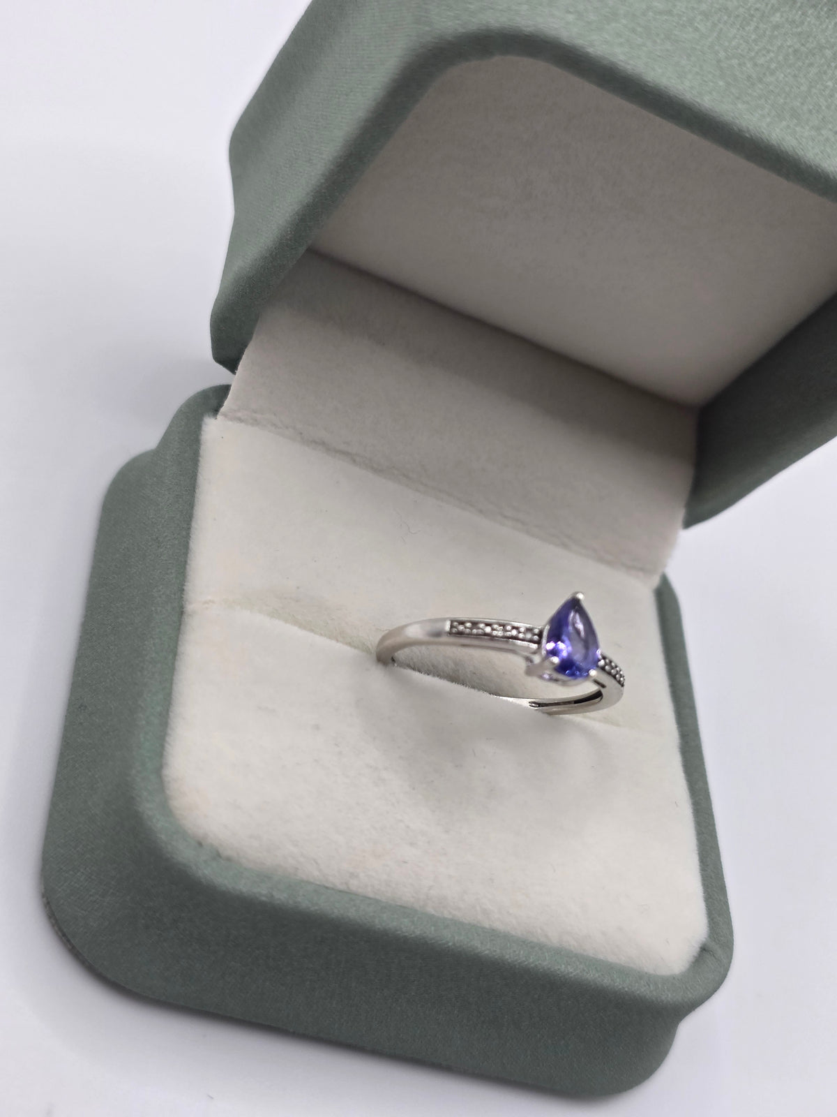 9ct white gold tanzanite and diamond ring