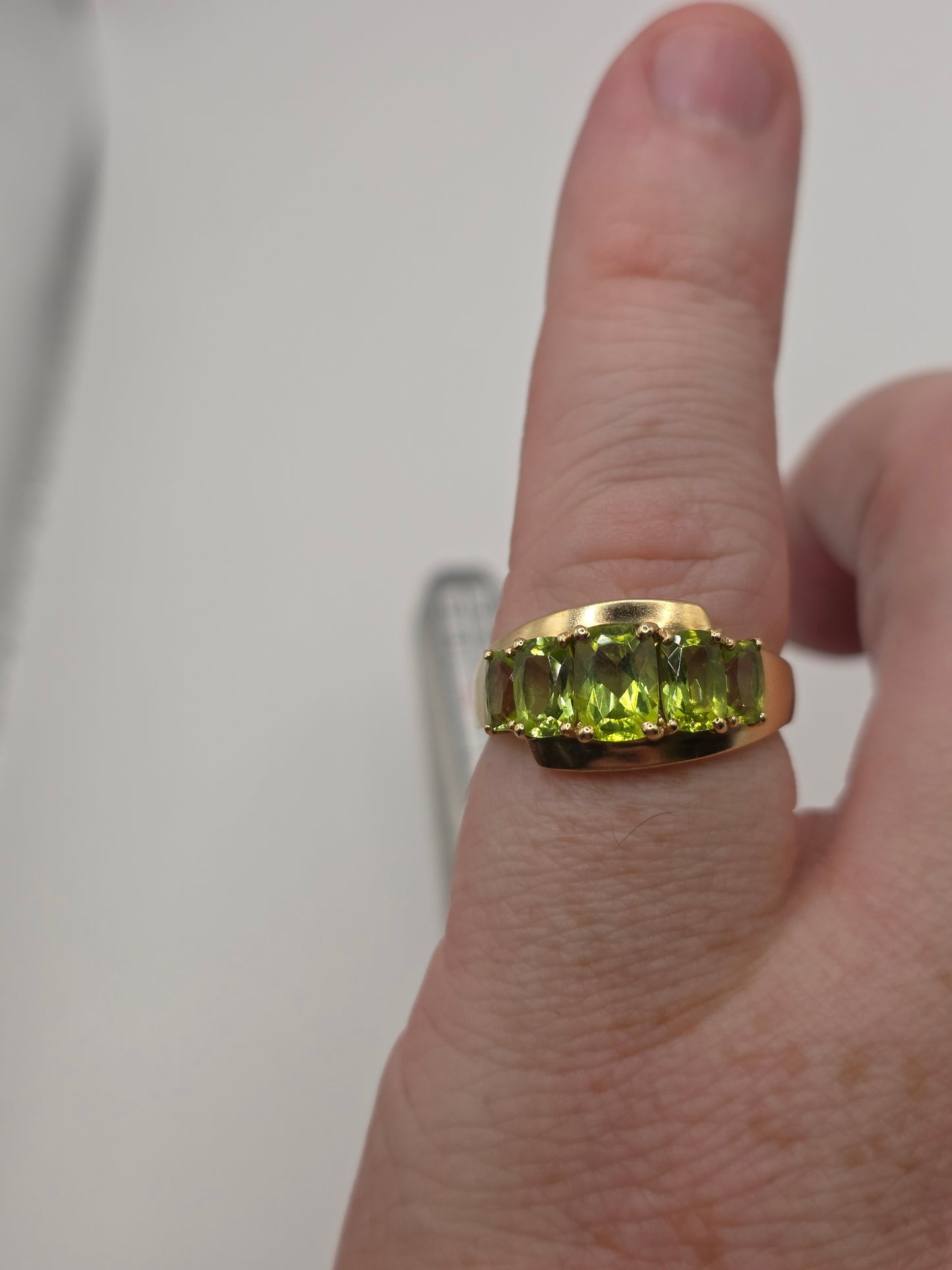 9ct gold peridot ring