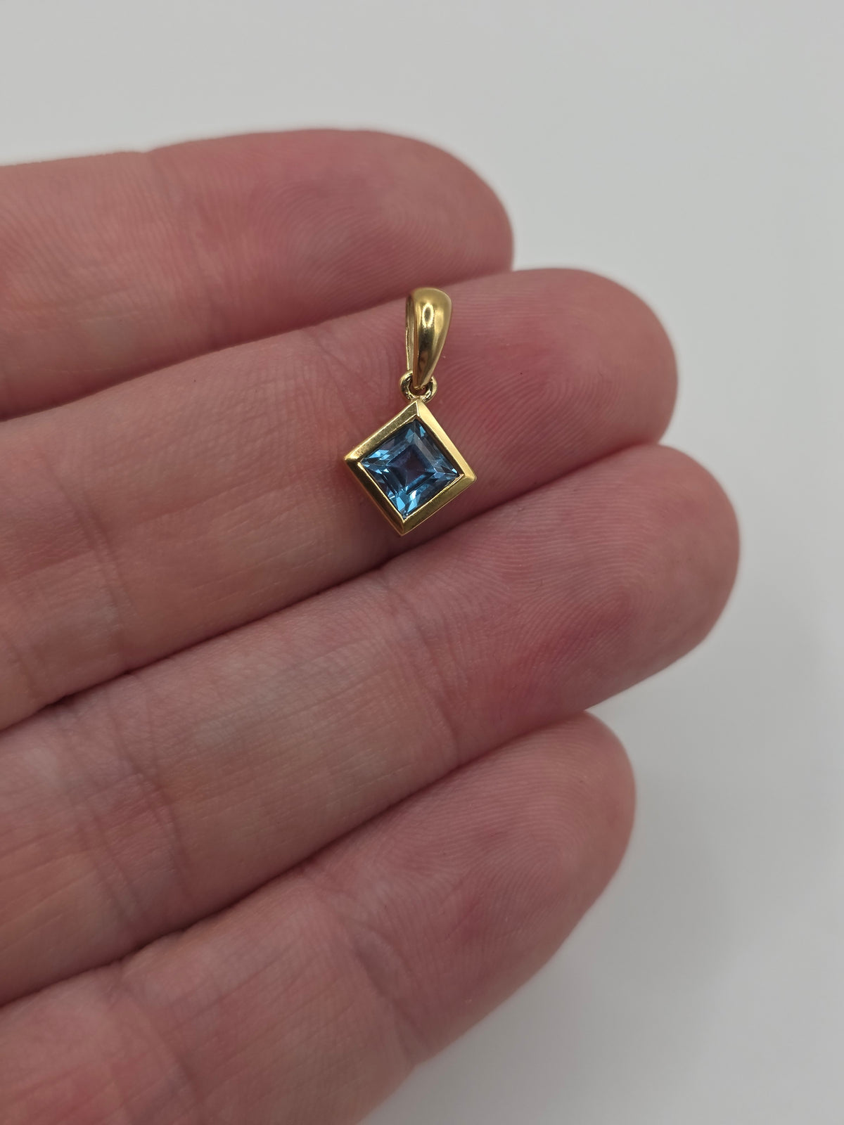 9ct gold topaz pendant