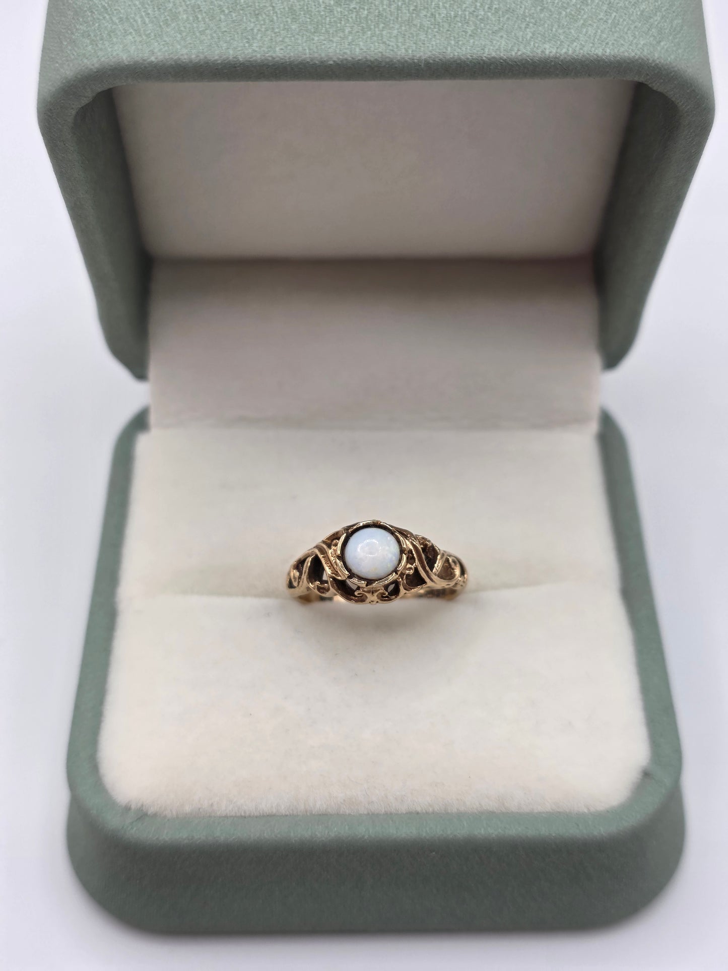 Vintage 9ct gold opal ring