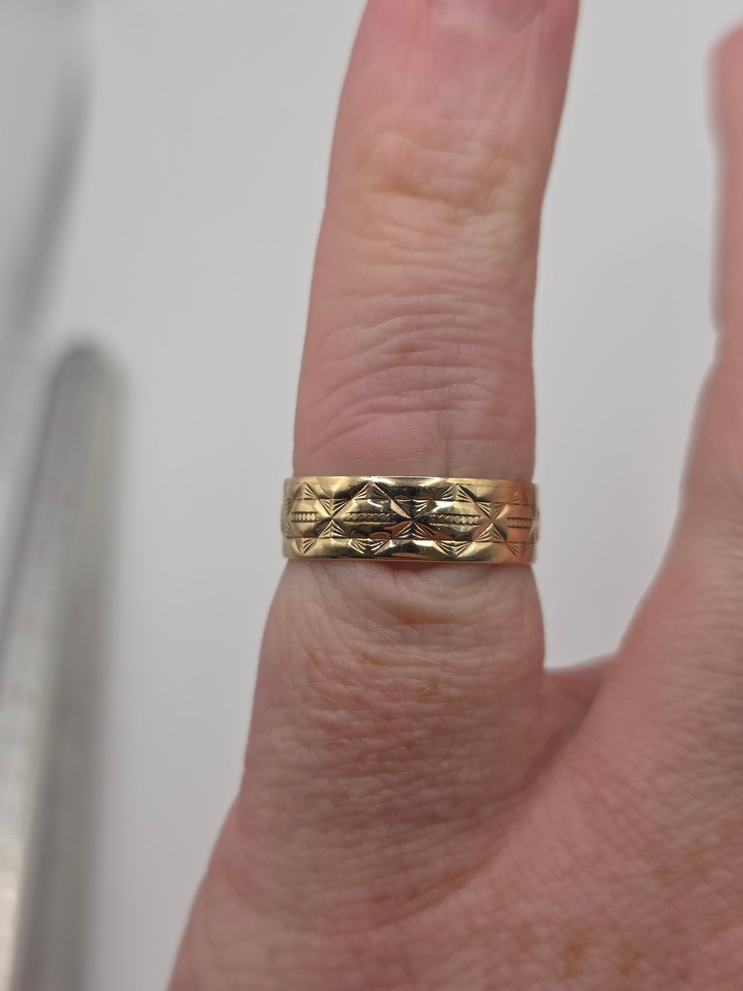 9ct gold patterned band ring