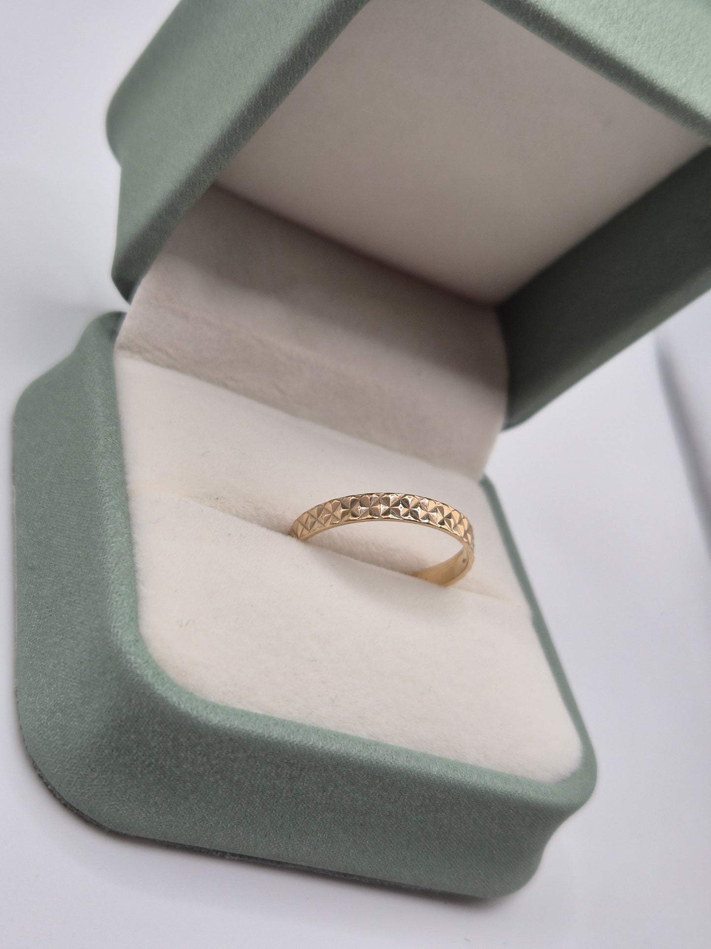 9ct gold patterned band ring
