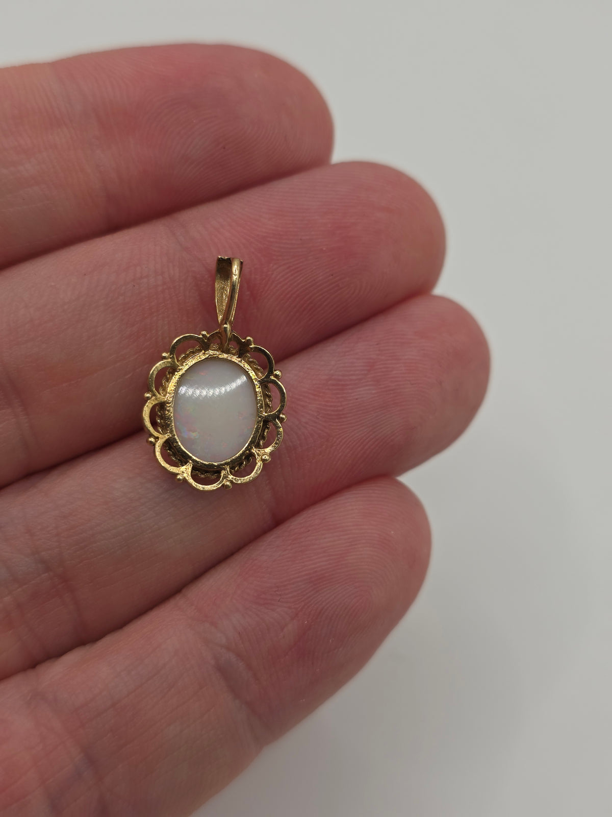 9ct gold opal pendant