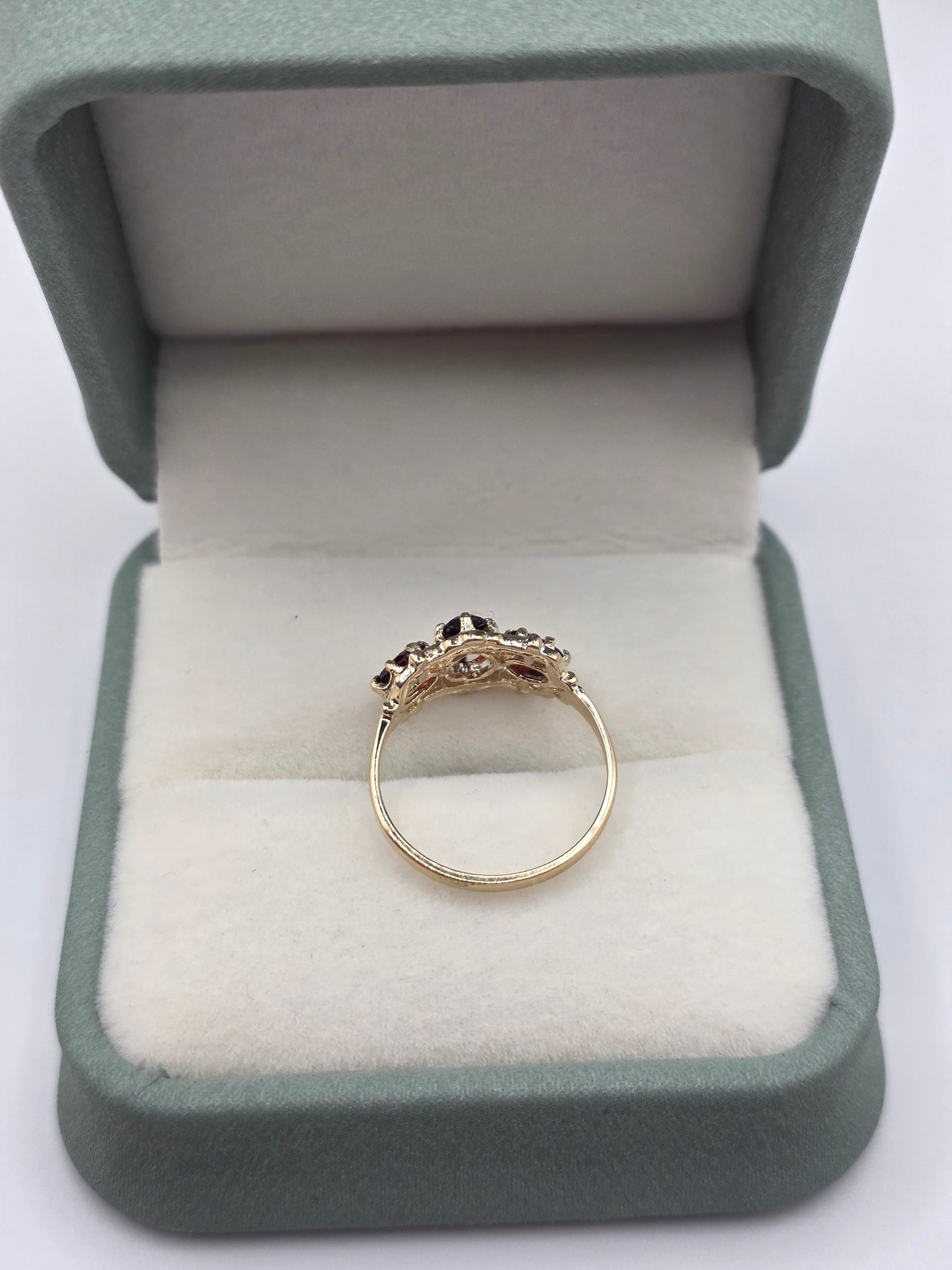 9ct gold garnet ring