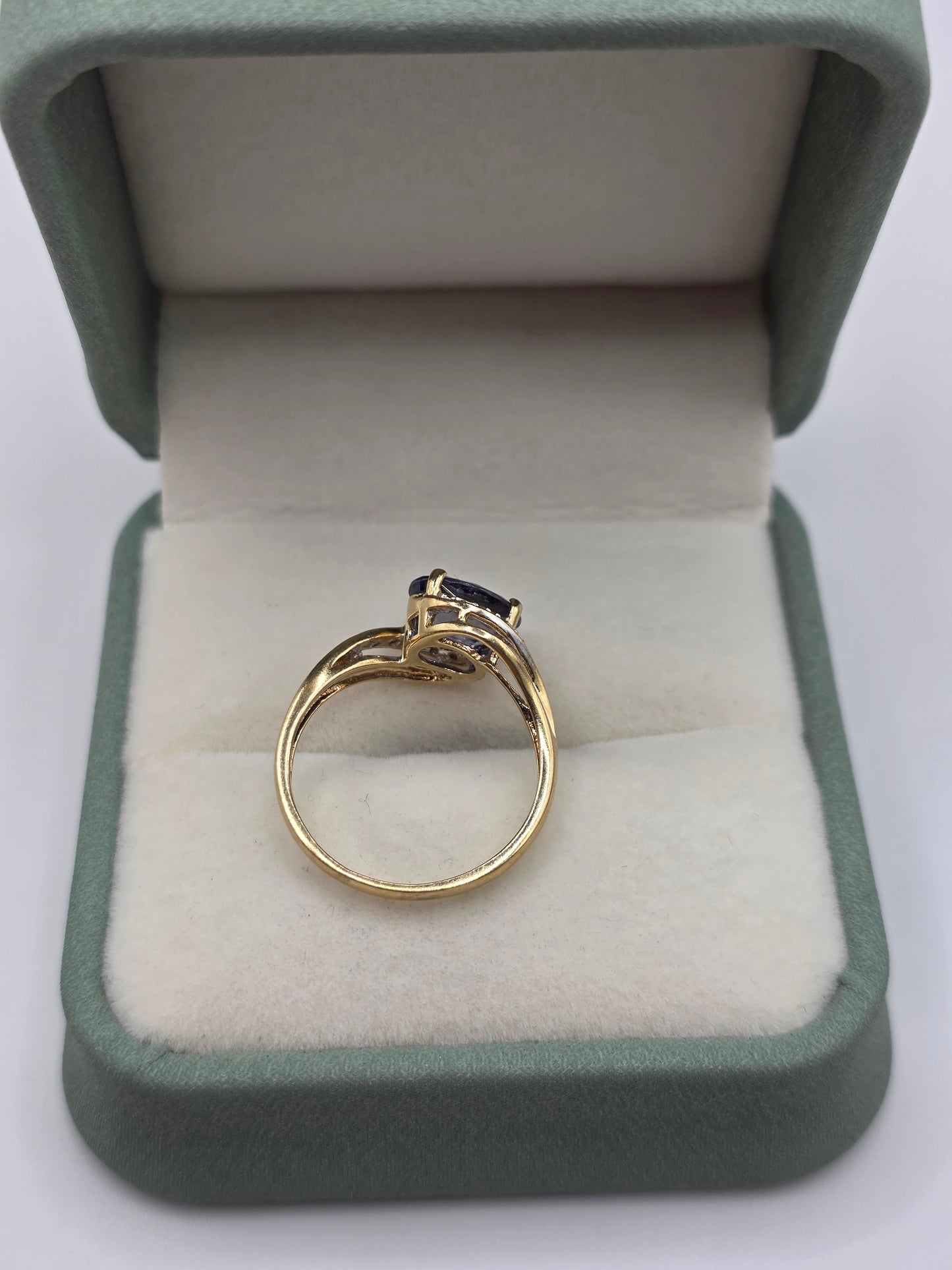 9ct gold tanzanite and diamond ring