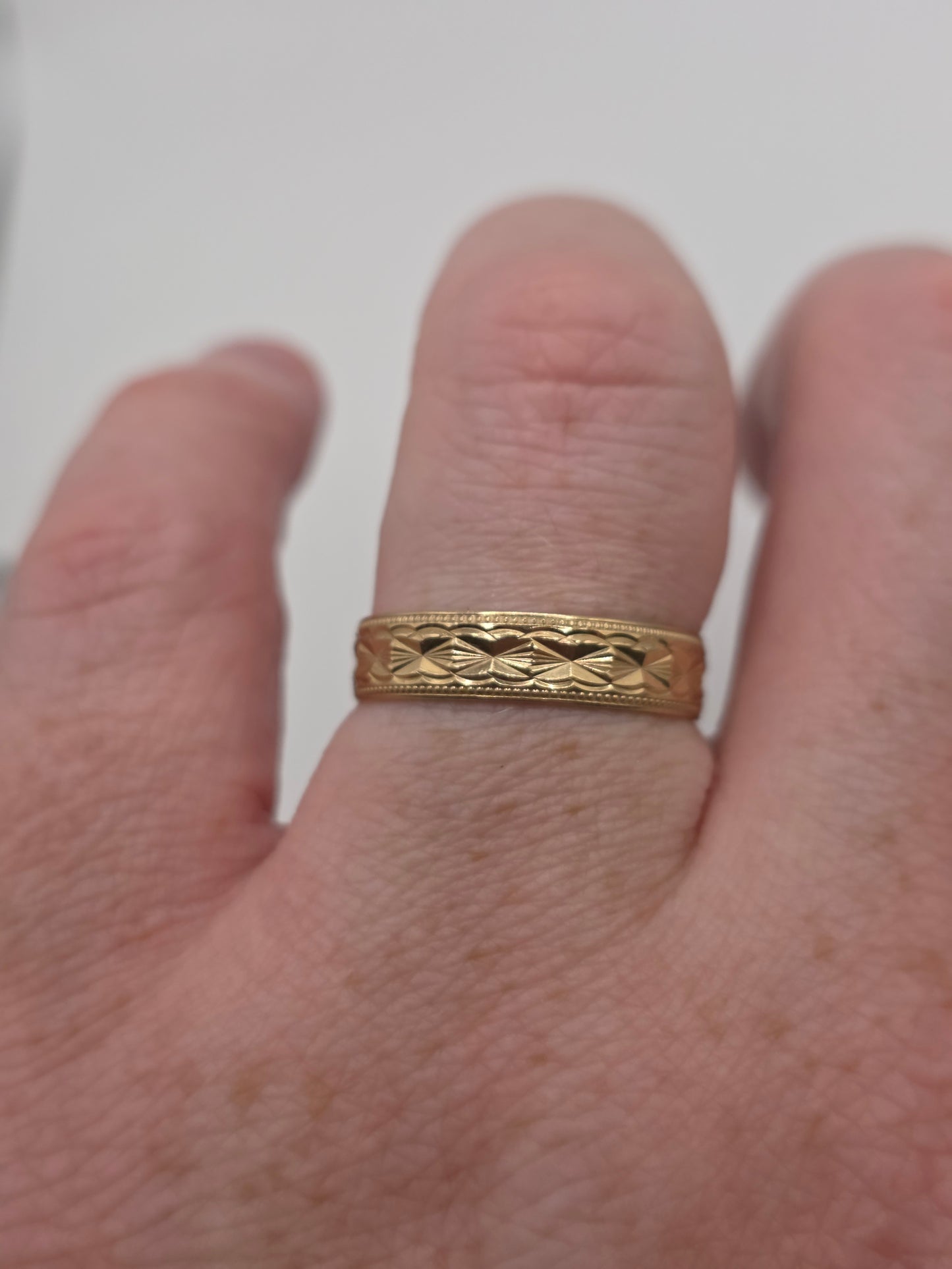 9ct gold patterned band ring