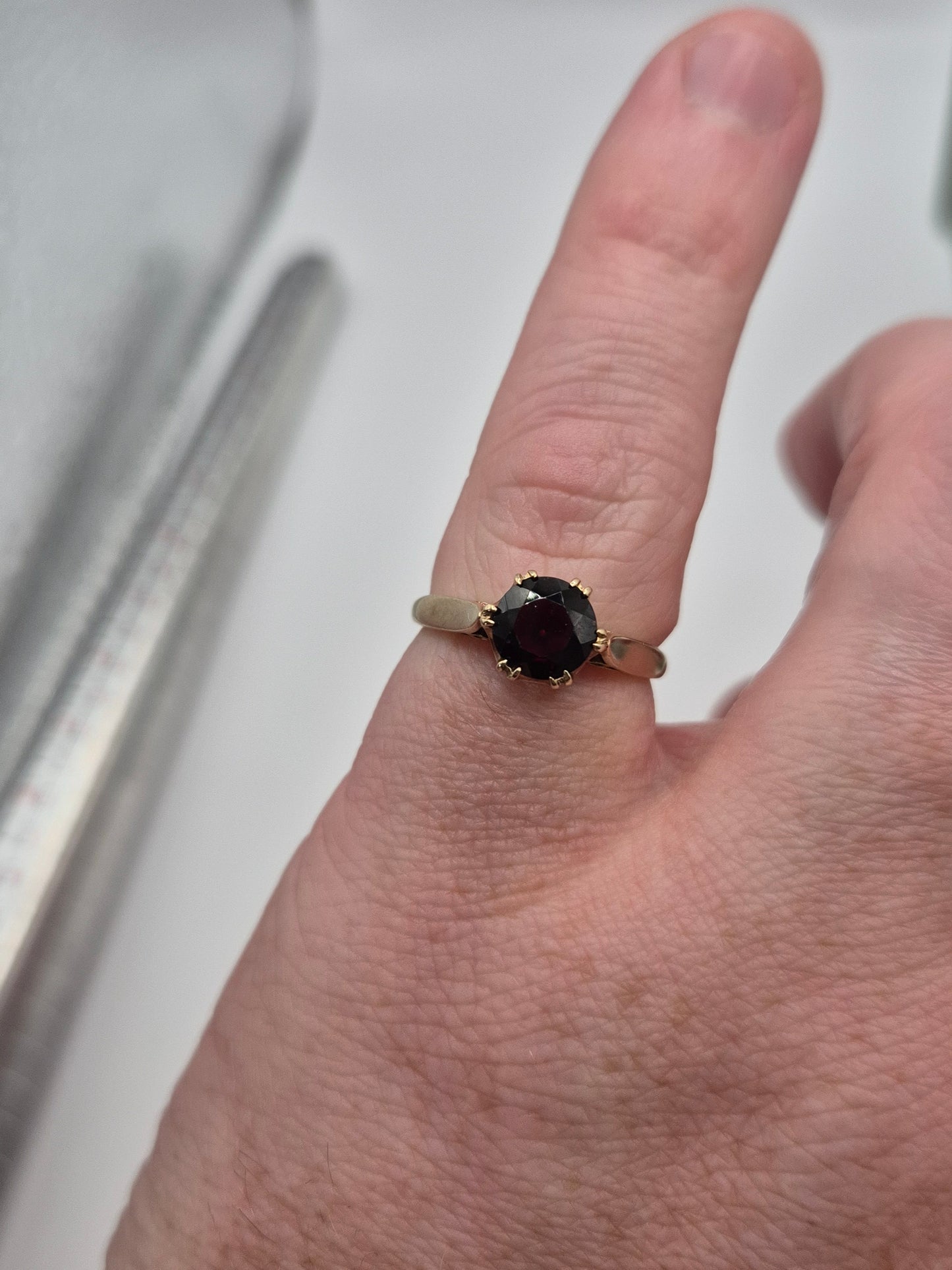9ct gold garnet ring