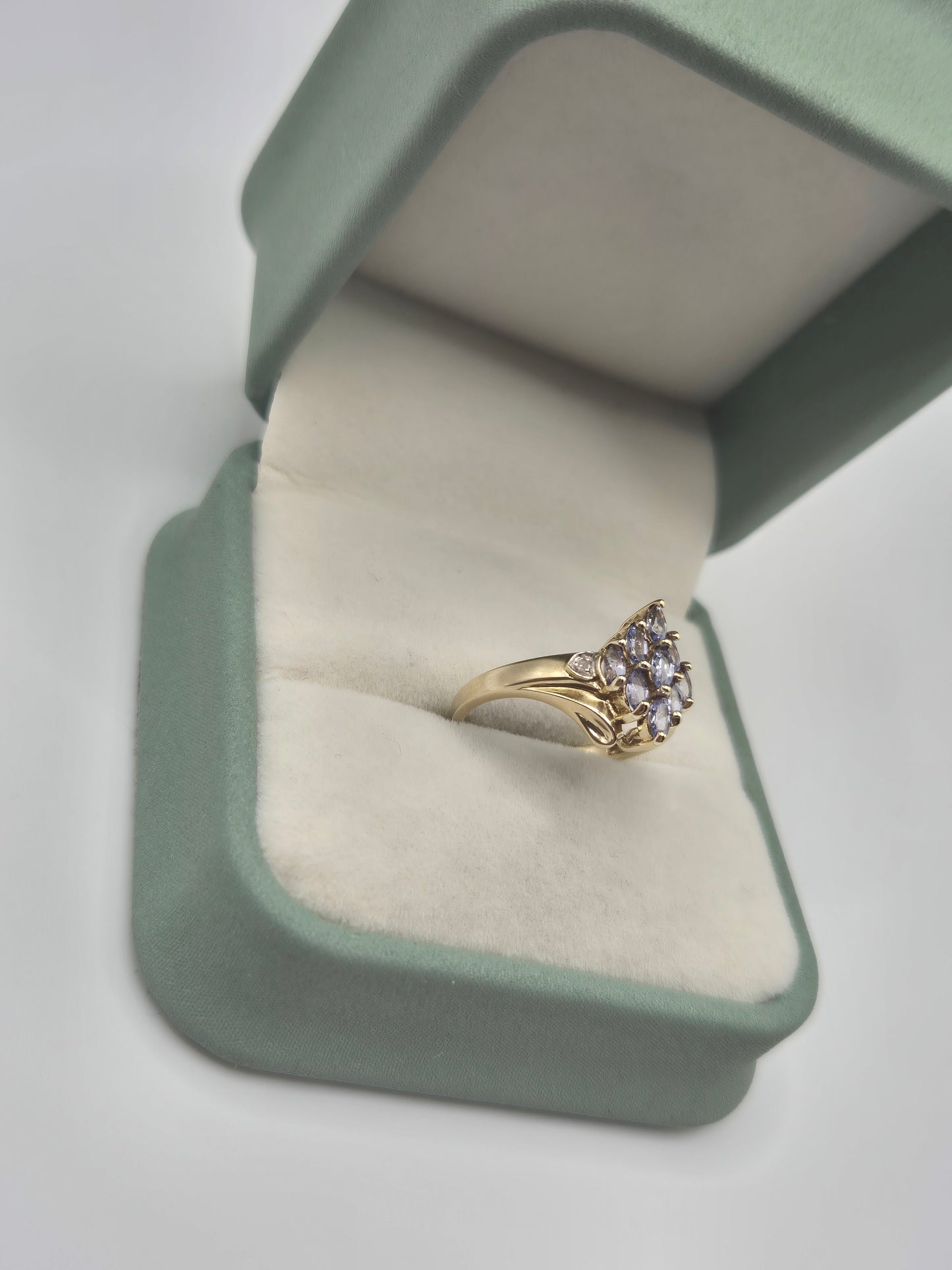 9ct gold tanzanite and diamond ring