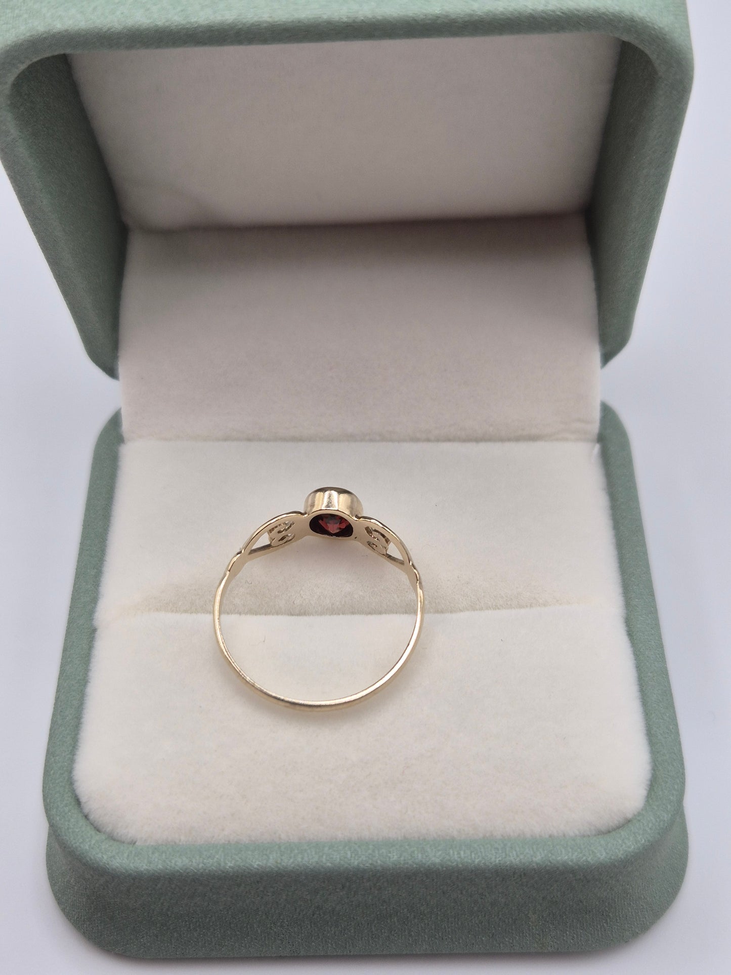 9ct gold garnet ring