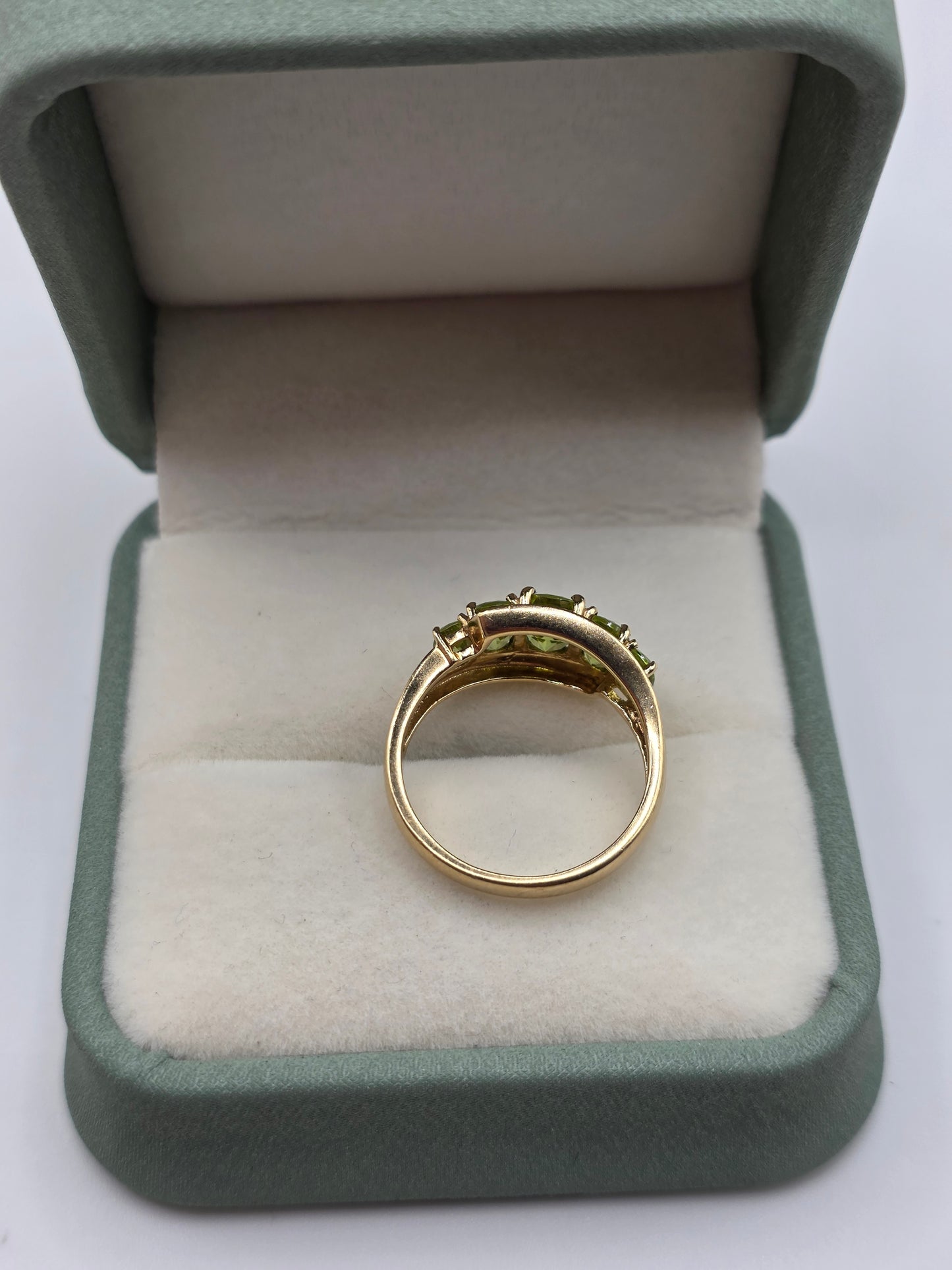 9ct gold peridot ring