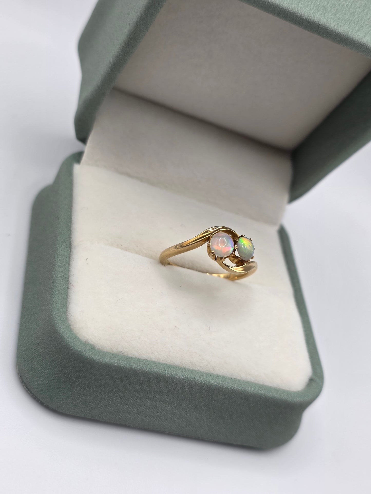 18ct gold opal ring