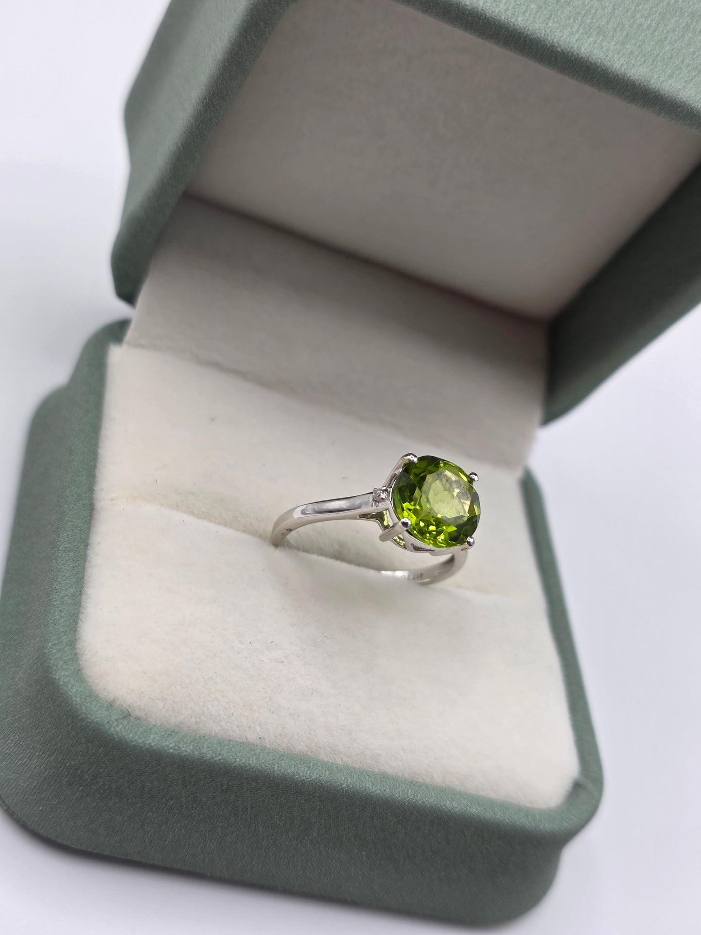 9ct white gold peridot and diamond ring