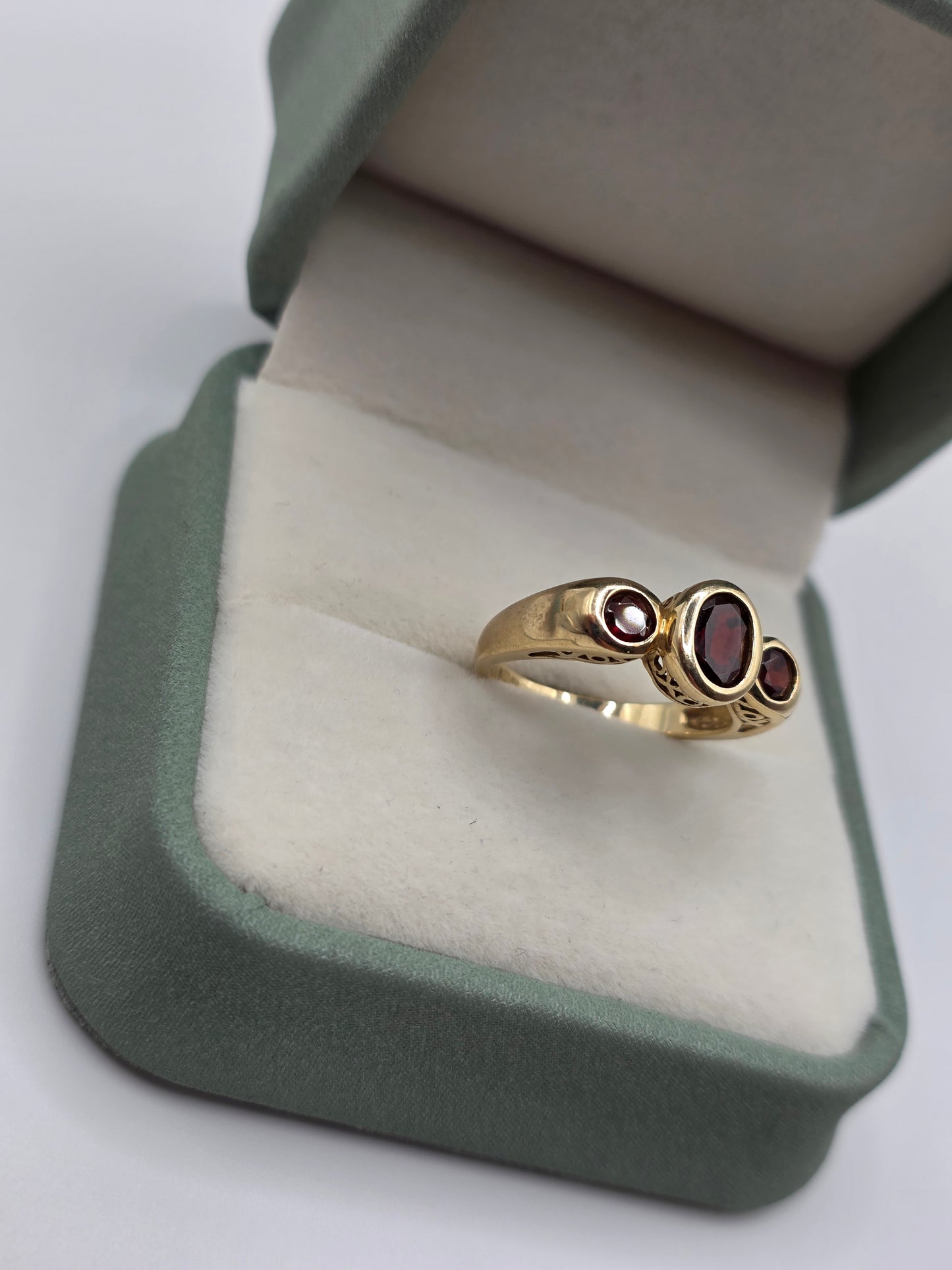 9ct gold garnet ring