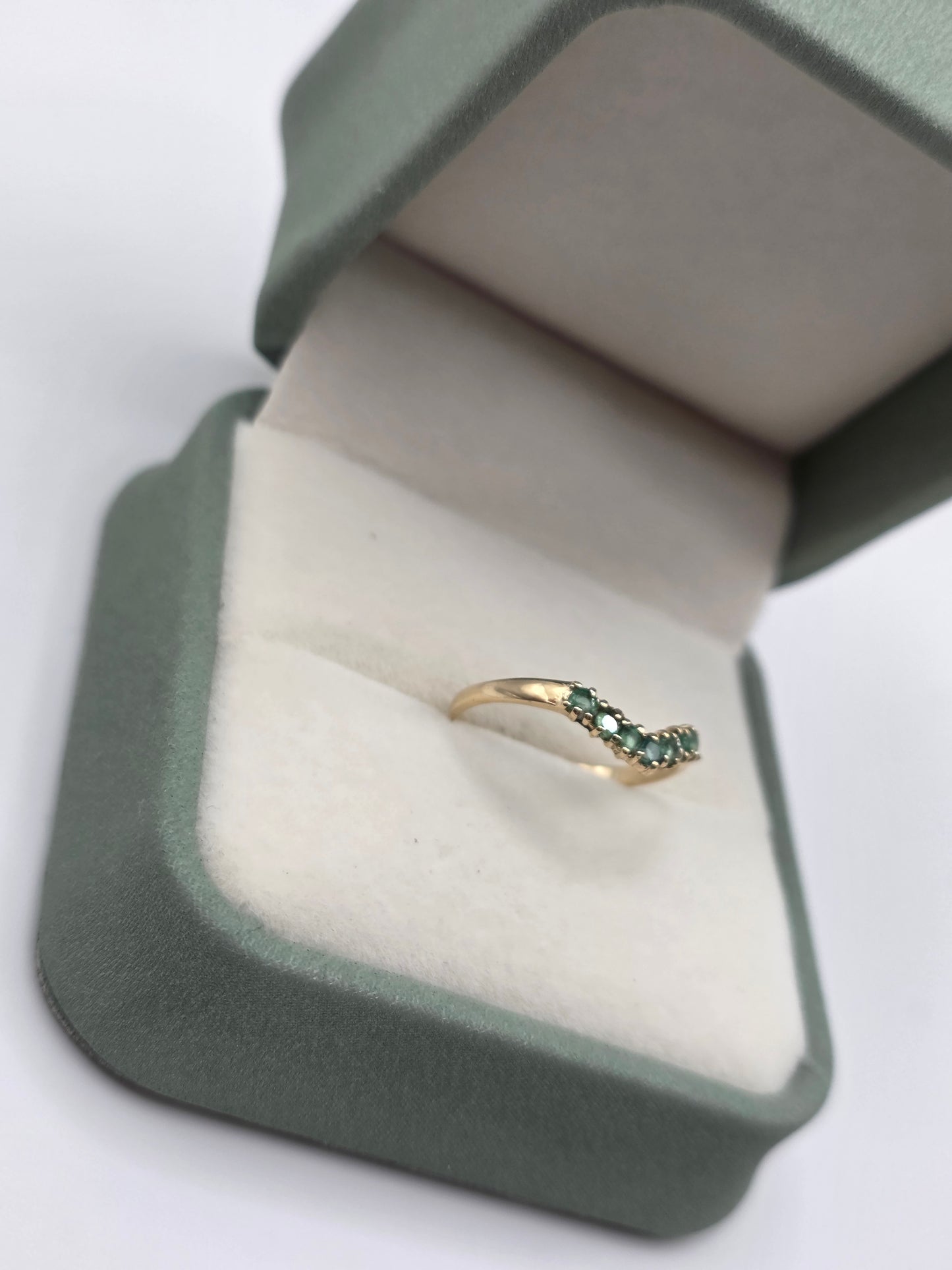 9ct gold emerald wishbone ring