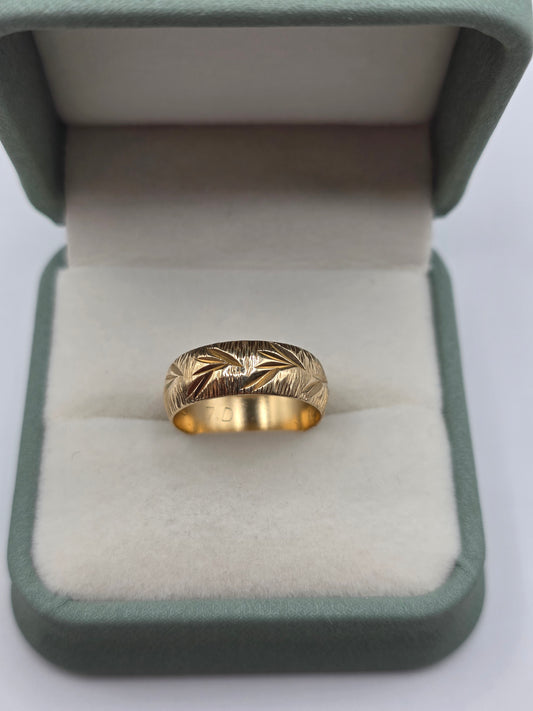 9ct gold patterned band ring