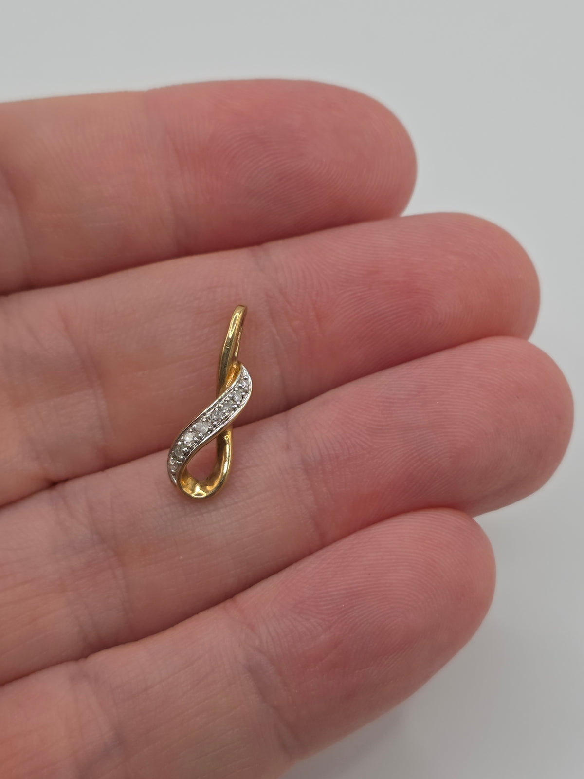 9ct gold diamond pendant