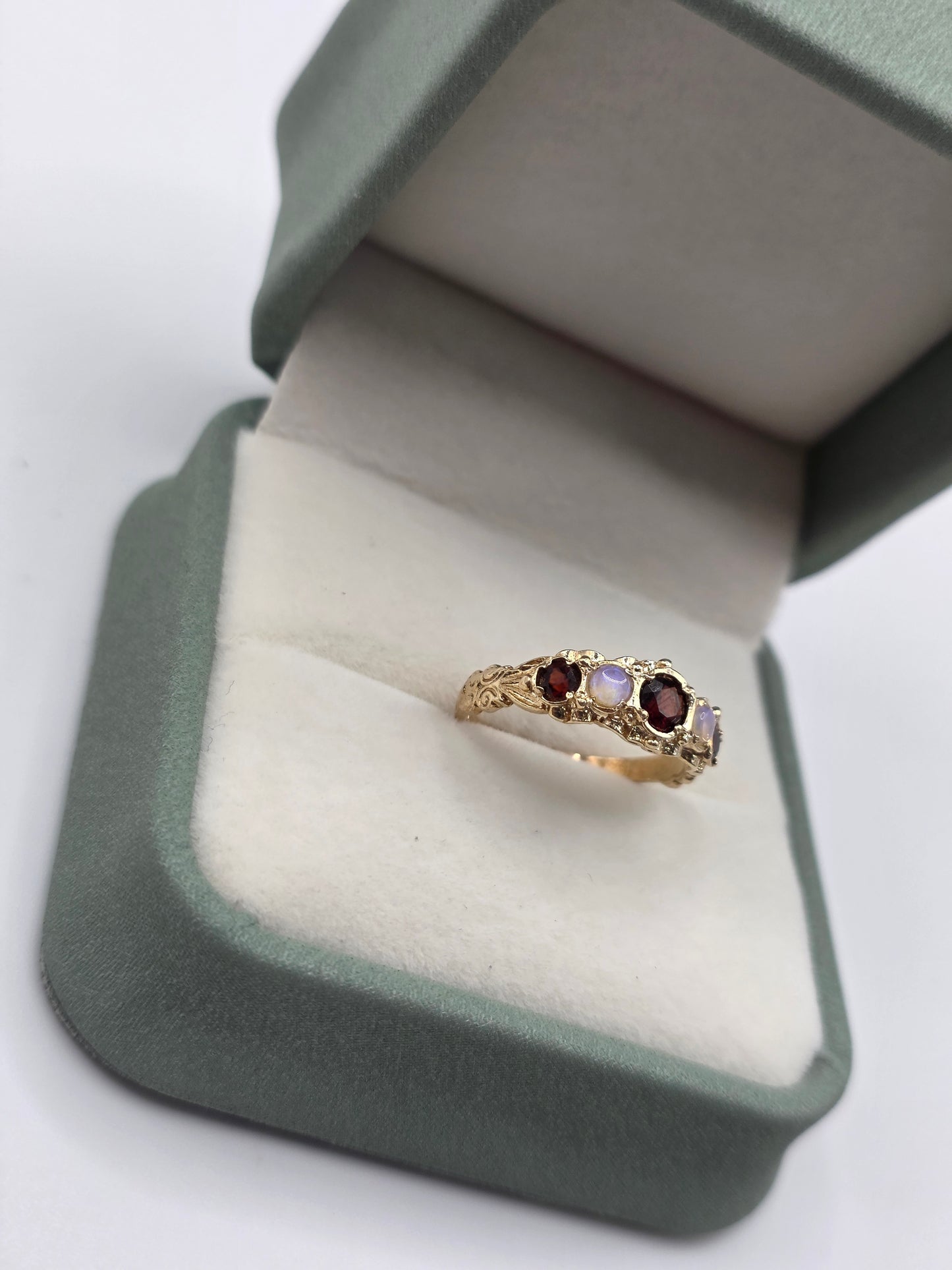 9ct gold garnet and opal ring