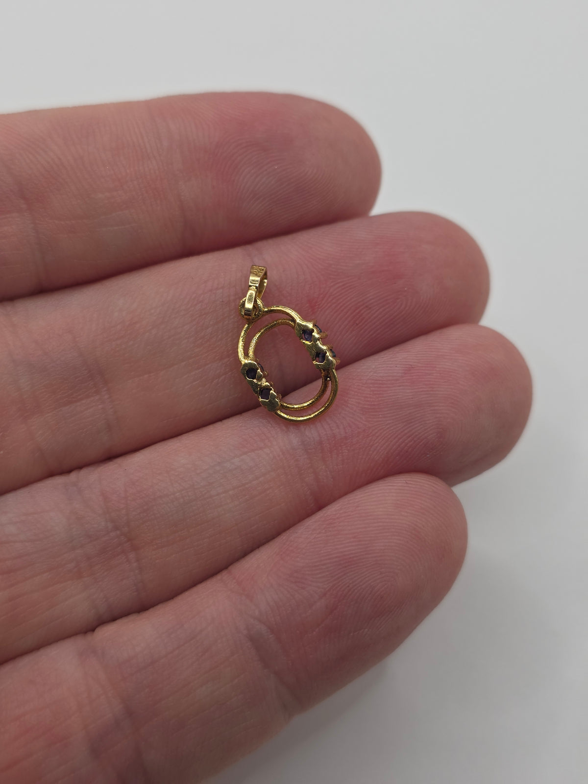 9ct gold sapphire pendant