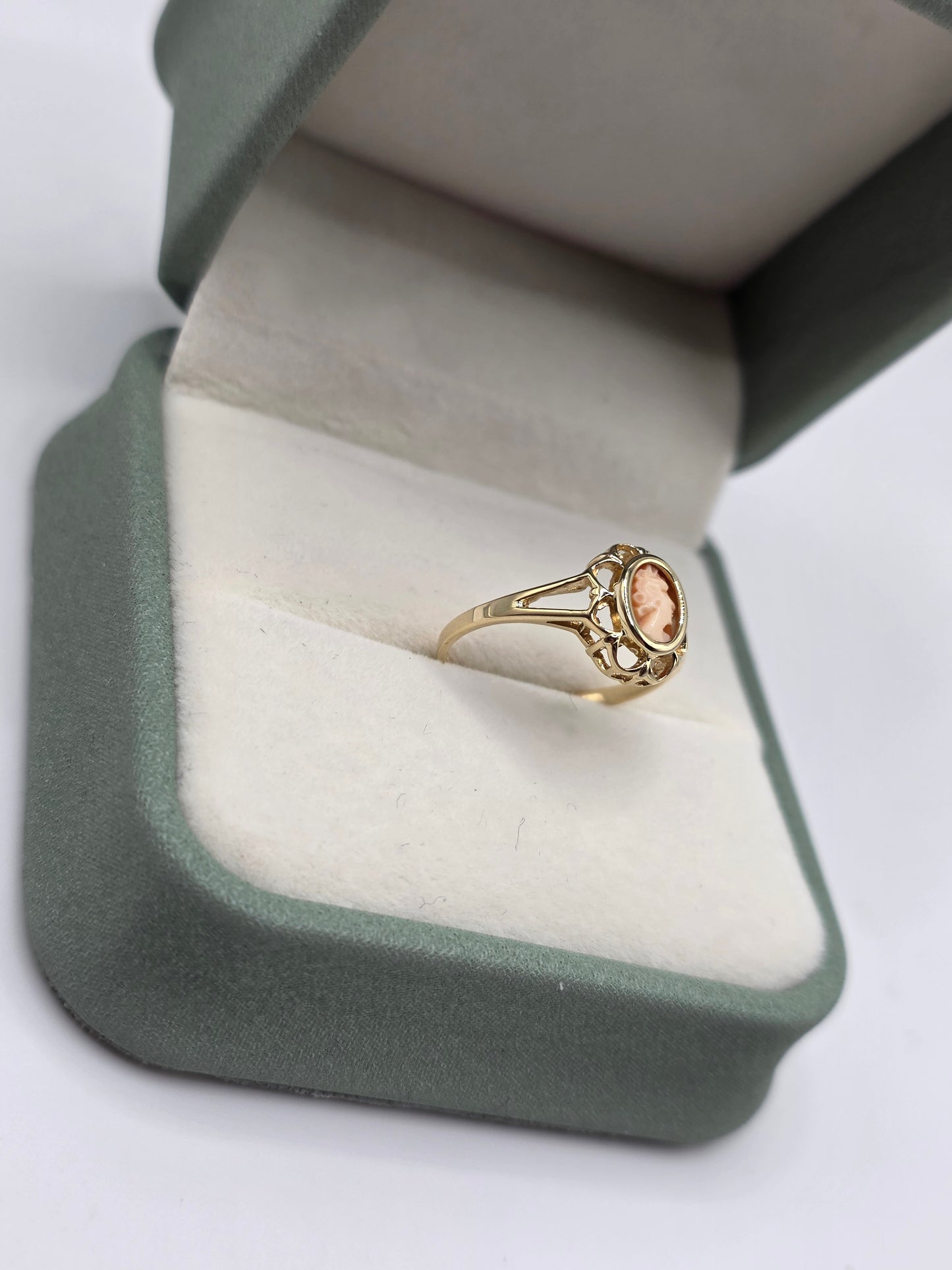 9ct gold cameo ring