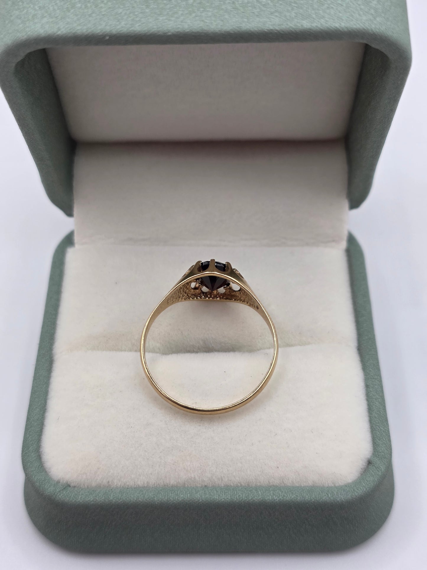 9ct gold garnet ring