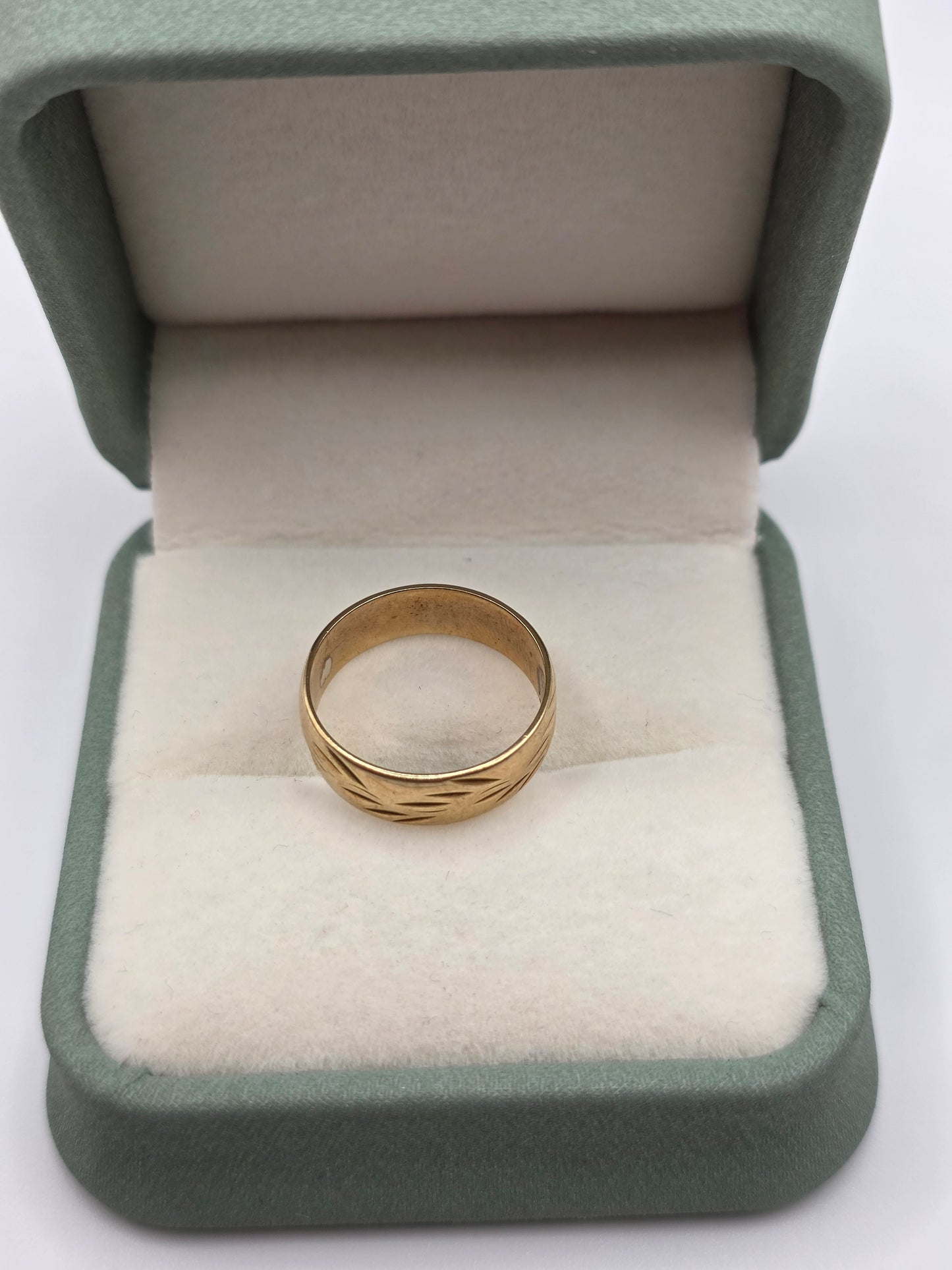 9ct gold patterned band ring